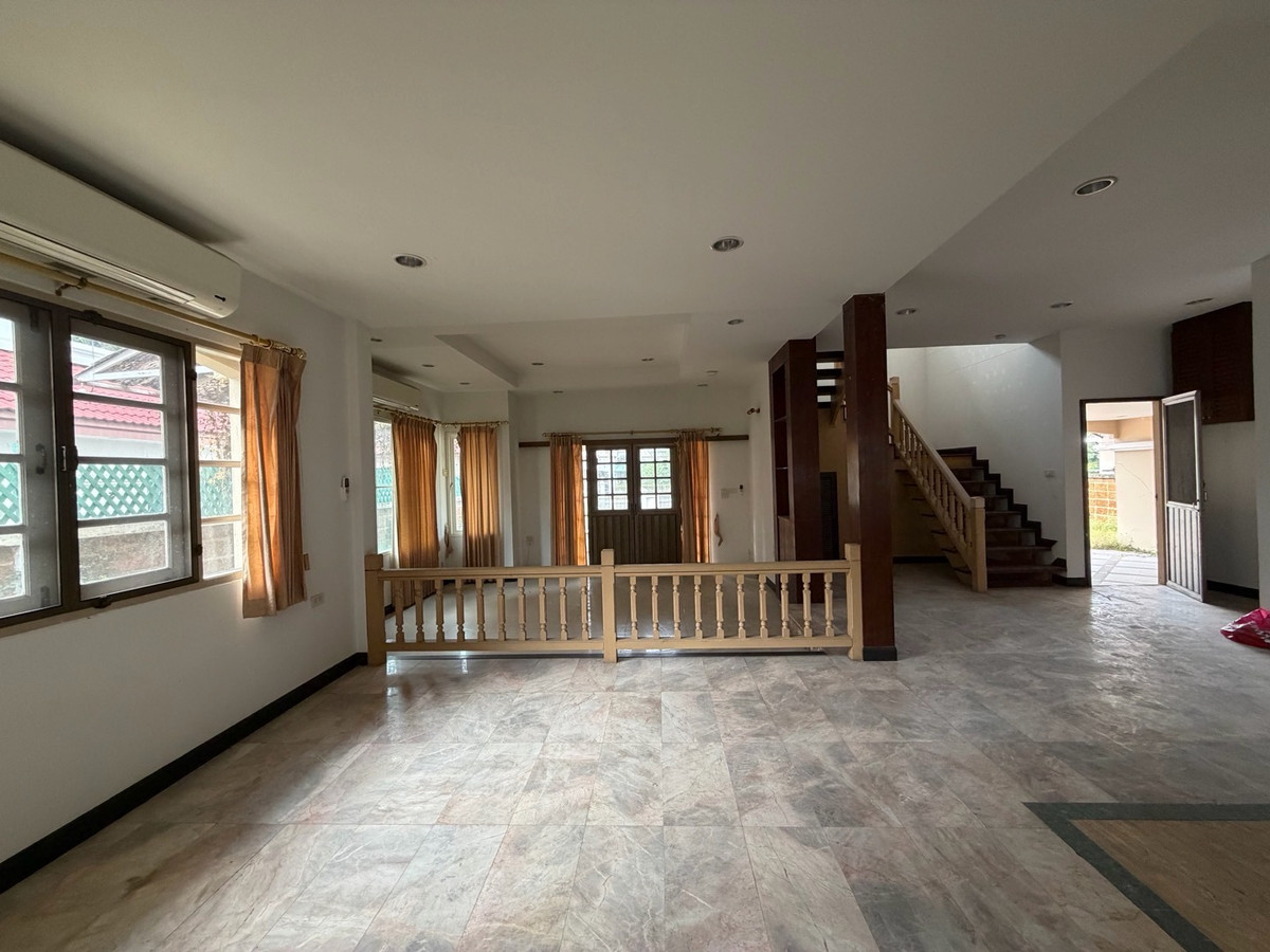 For SaleHouseSamut Prakan,Samrong : Ladawan Srinakarin Large detached house for sale The entrance is next to the main road. Next to the entrance and exit of Sri Dan Station.
