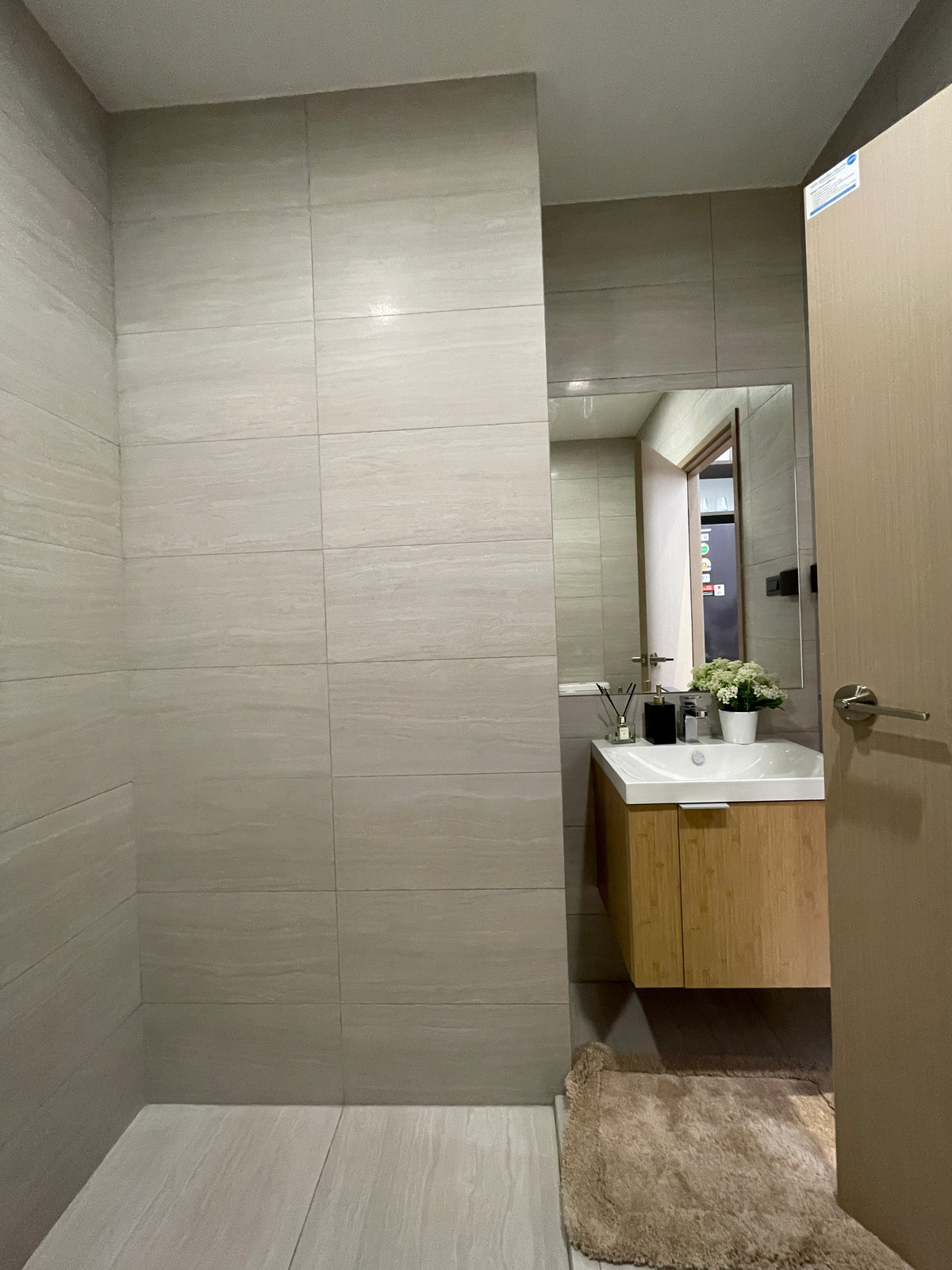 ขายทาวน์โฮมลาดพร้าว101 แฮปปี้แลนด์ : ขาย THER ลาดพร้าว 93 ทาวน์โฮม Luxury 3.5 ชั้น ใกล้รถไฟฟ้าเพียง 650 ม. โดดเด่น ฟังก์ชันครบ พร้อม Double Volume สูงโปร่ง และส่วนกลางระดับโรงแรม 5 ดาว