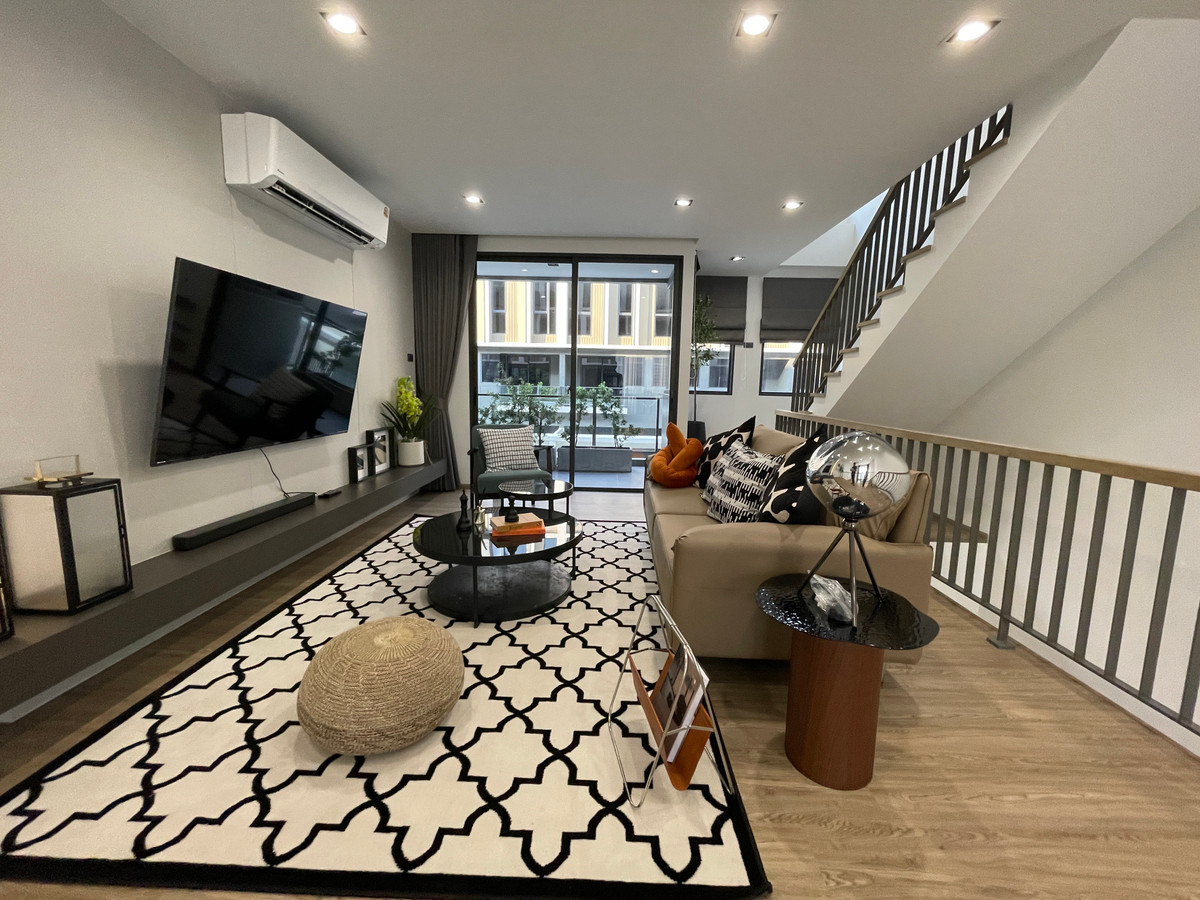 ขายทาวน์โฮมลาดพร้าว101 แฮปปี้แลนด์ : ขาย THER ลาดพร้าว 93 ทาวน์โฮม Luxury 3.5 ชั้น ใกล้รถไฟฟ้าเพียง 650 ม. โดดเด่น ฟังก์ชันครบ พร้อม Double Volume สูงโปร่ง และส่วนกลางระดับโรงแรม 5 ดาว