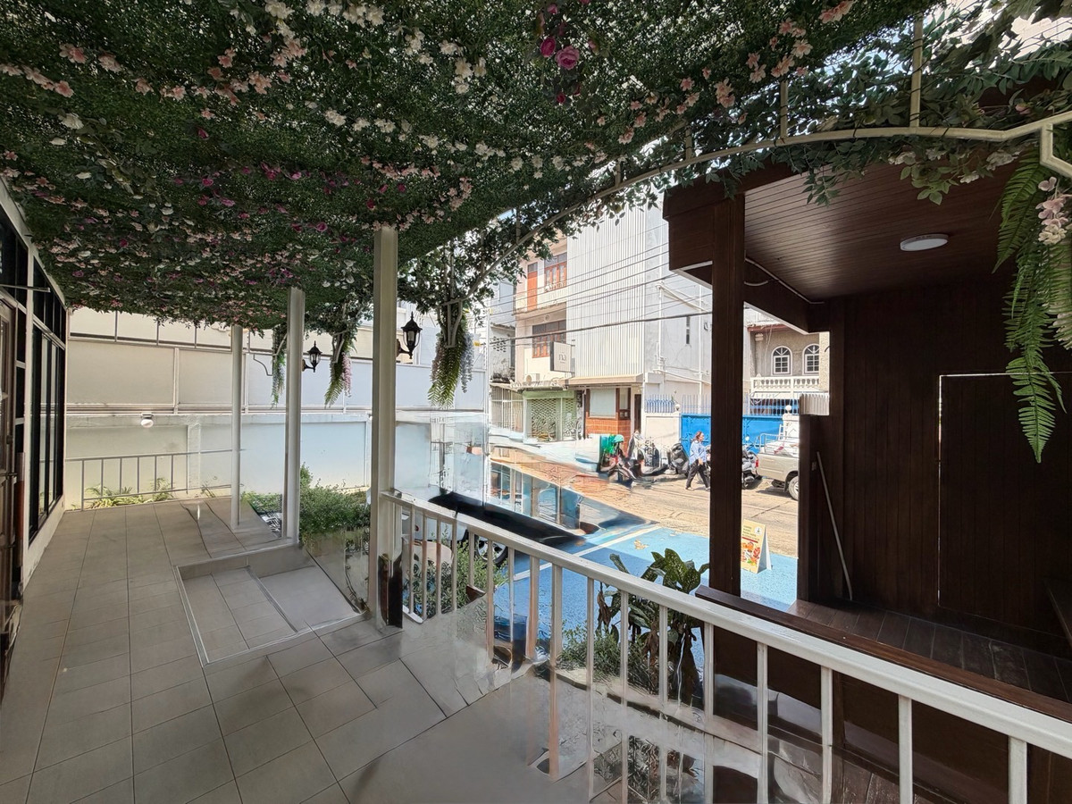 For RentShop HouseSukhumvit, Asoke, Thonglor : Cafe-Style 2-Storey Commercial Building for Rent in Ekkamai Near Sukhumvit Road, 200 sq.m.