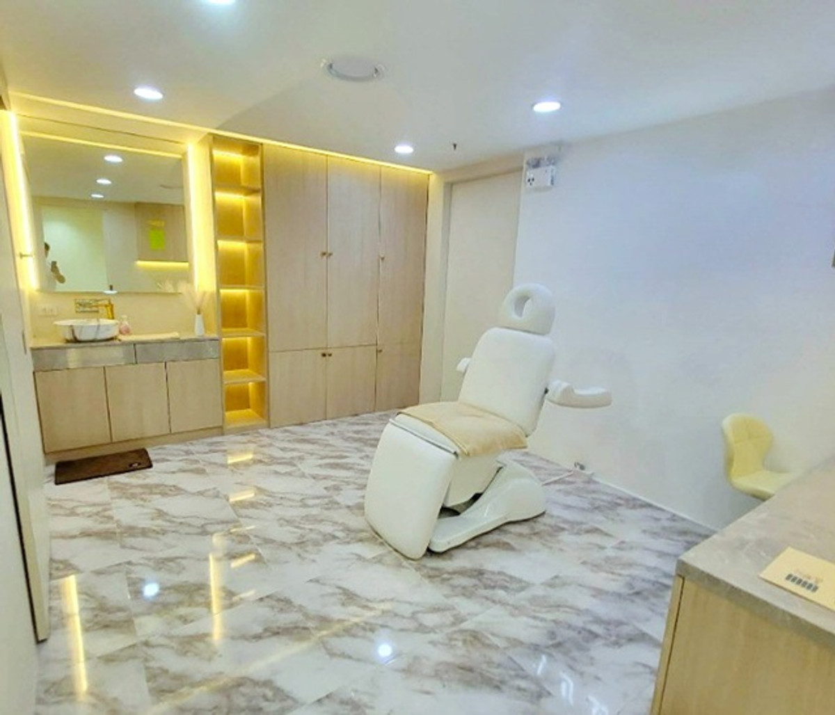 For SaleShop HouseNana, North Nana,Sukhumvit13, Soi Nana : BTS Asok 650 m Selling at a loss. Beauty clinic shopping mall mixed-use BTS Nana 400m. office condo