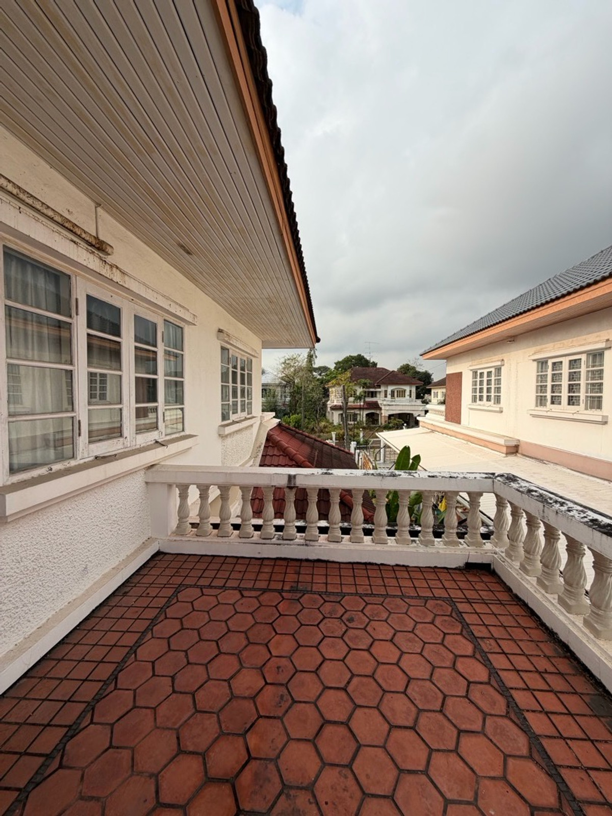 For SaleHouseSamut Prakan,Samrong : Ladawan Srinakarin Large detached house for sale The entrance is next to the main road. Next to the entrance and exit of Sri Dan Station.