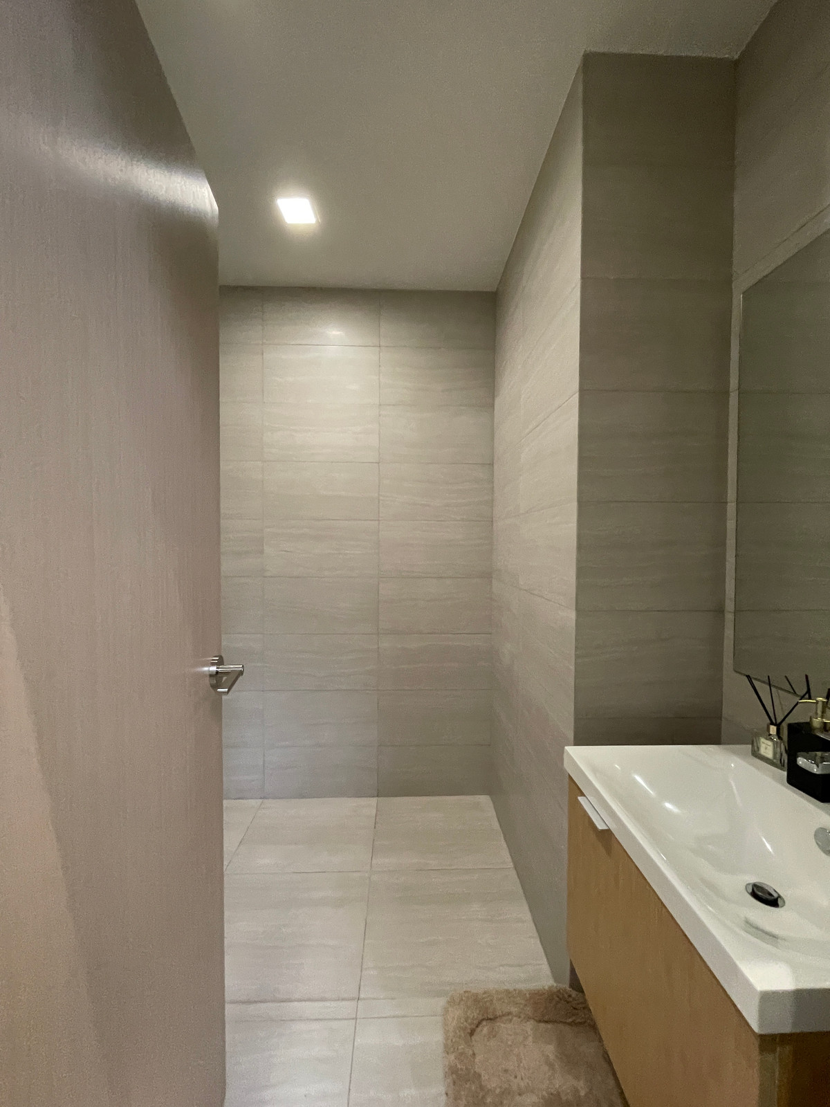 ขายทาวน์โฮมลาดพร้าว101 แฮปปี้แลนด์ : ขาย THER ลาดพร้าว 93 ทาวน์โฮม Luxury 3.5 ชั้น ใกล้รถไฟฟ้าเพียง 650 ม. โดดเด่น ฟังก์ชันครบ พร้อม Double Volume สูงโปร่ง และส่วนกลางระดับโรงแรม 5 ดาว