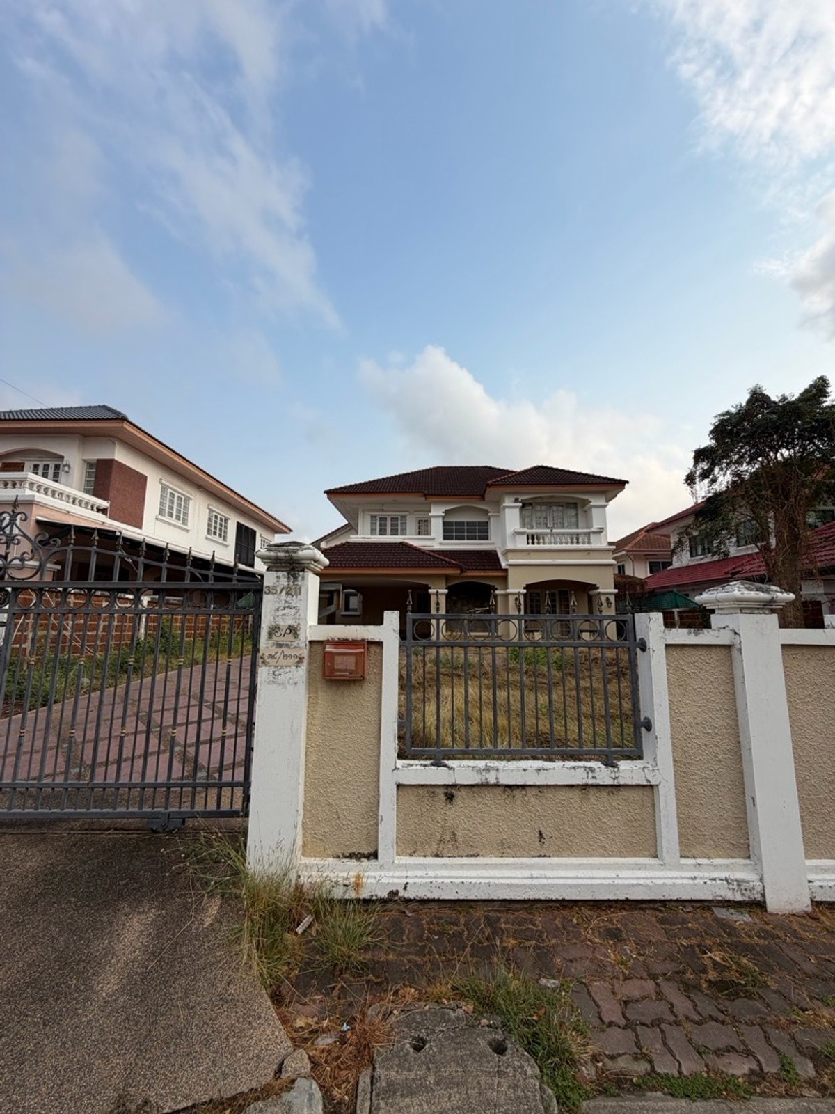 For SaleHouseSamut Prakan,Samrong : Ladawan Srinakarin Large detached house for sale The entrance is next to the main road. Next to the entrance and exit of Sri Dan Station.