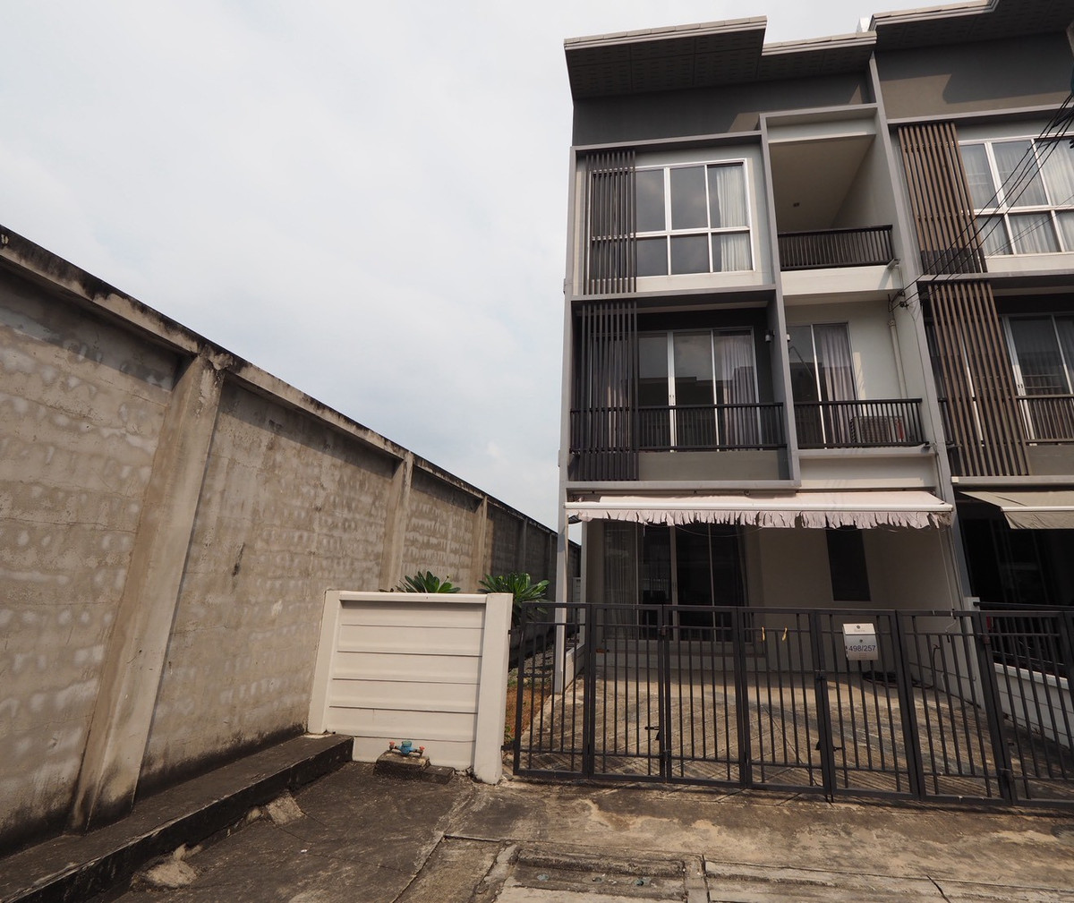 For SaleTownhome : ขาย ทาวน์โฮม 3 ชั้น โครงการสัมมากร อเวนิว รามอินทรา-วงแหวน หลังริม 29.30 ตรว. ตกแต่งทั้งหลัง พร้อมอยู่ 