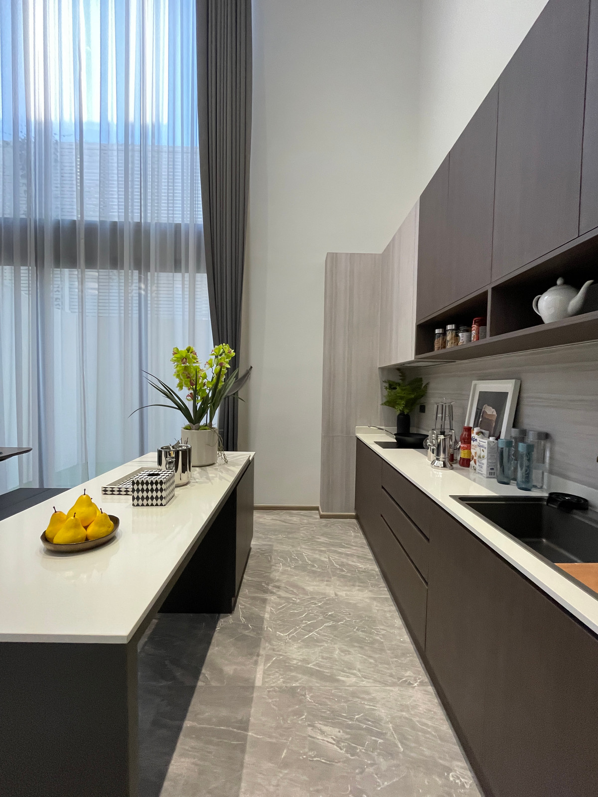 ขายทาวน์โฮมลาดพร้าว101 แฮปปี้แลนด์ : ขาย THER ลาดพร้าว 93 ทาวน์โฮม Luxury 3.5 ชั้น ใกล้รถไฟฟ้าเพียง 650 ม. โดดเด่น ฟังก์ชันครบ พร้อม Double Volume สูงโปร่ง และส่วนกลางระดับโรงแรม 5 ดาว