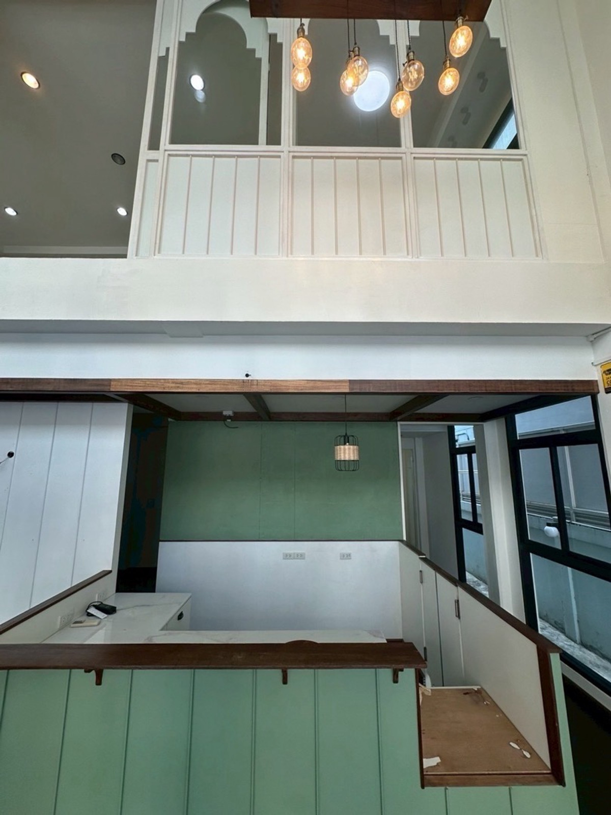 For RentShop HouseSukhumvit, Asoke, Thonglor : Cafe-Style 2-Storey Commercial Building for Rent in Ekkamai Near Sukhumvit Road, 200 sq.m.