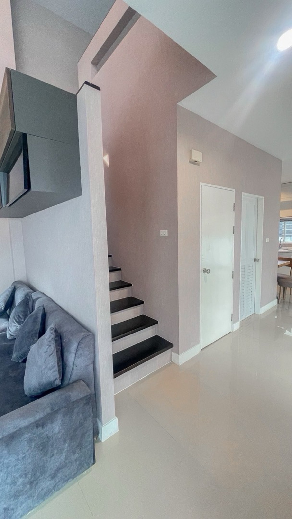 ให้เช่าบ้านพัฒนาการ ศรีนครินทร์ : ให้เช่าบ้านเดี่ยว Nirvana beyond lite rama-9 ( เนอวานา บียอนด์ ไลท์ พระราม 9 )
🛏️ 3 ห้องนอน 🛁 3 ห้องน้ำ 🚗 2 ที่จอดรถ ขนาด 59 ตรว. พื้นที่ใช้สอย 225 ตรม. ✨ ราคา 45,000 บาท ✨ 
