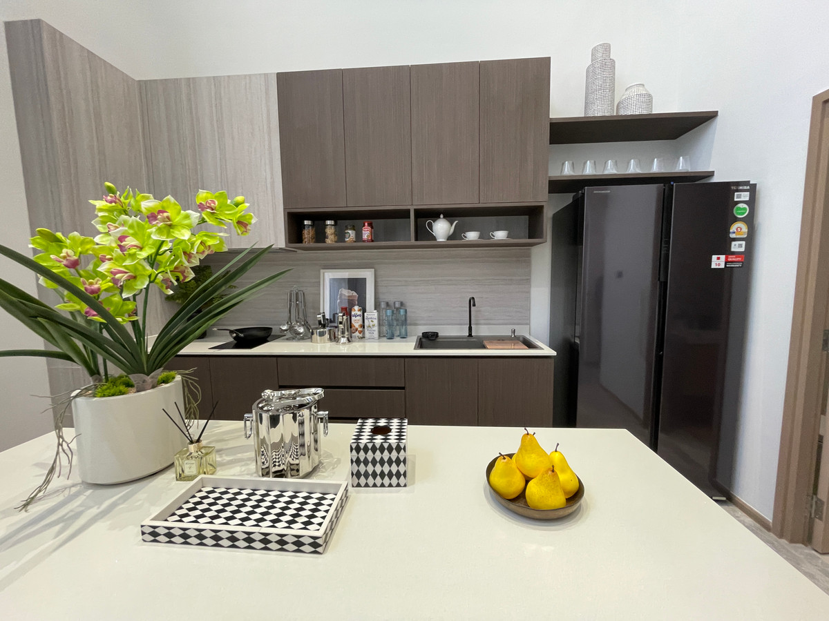 ขายทาวน์โฮมลาดพร้าว101 แฮปปี้แลนด์ : ขาย THER ลาดพร้าว 93 ทาวน์โฮม Luxury 3.5 ชั้น ใกล้รถไฟฟ้าเพียง 650 ม. โดดเด่น ฟังก์ชันครบ พร้อม Double Volume สูงโปร่ง และส่วนกลางระดับโรงแรม 5 ดาว