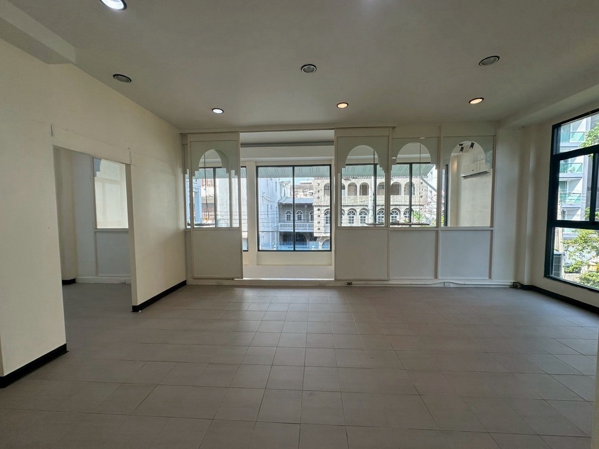 For RentShop HouseSukhumvit, Asoke, Thonglor : Cafe-Style 2-Storey Commercial Building for Rent in Ekkamai Near Sukhumvit Road, 200 sq.m.