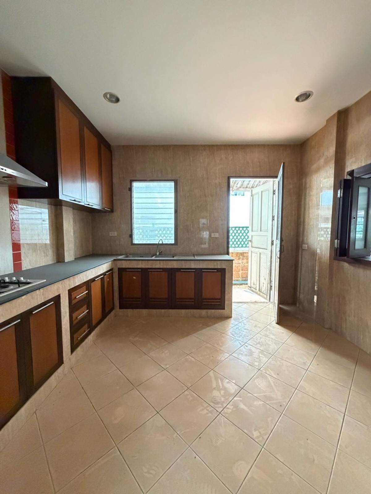 For SaleHouseSamut Prakan,Samrong : Ladawan Srinakarin Large detached house for sale The entrance is next to the main road. Next to the entrance and exit of Sri Dan Station.