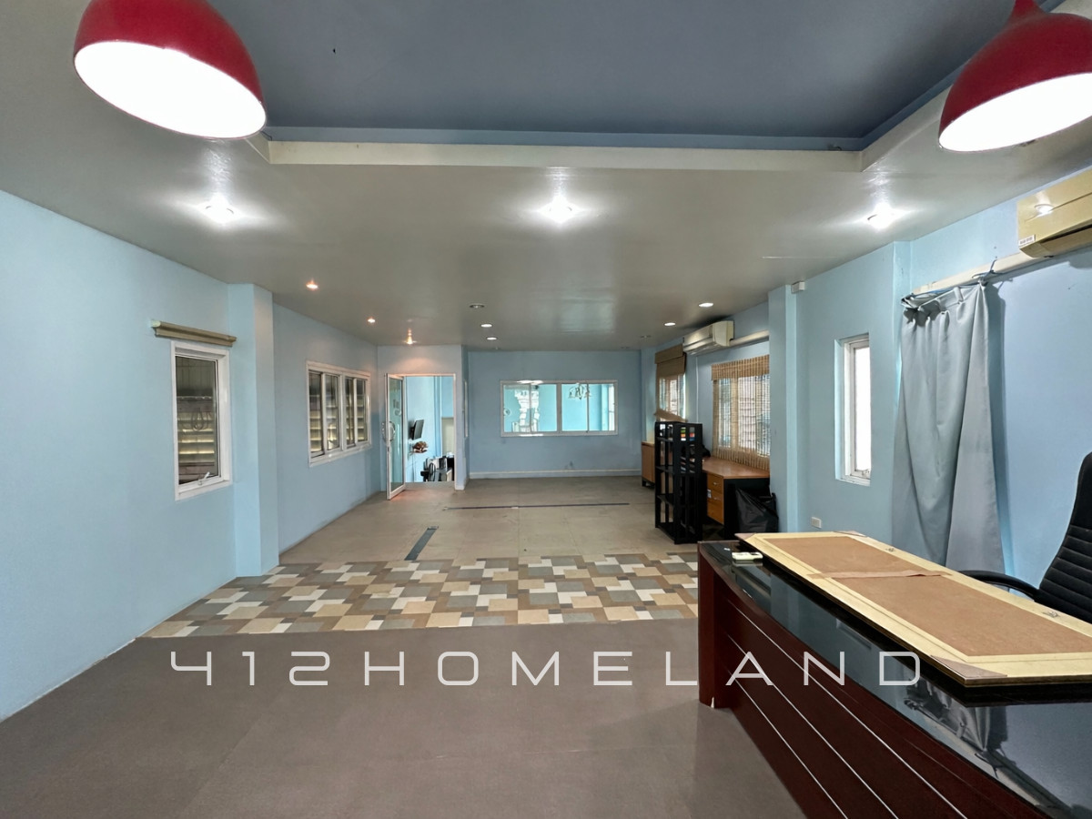 For SaleFactorySamut Prakan,Samrong : Warehouse-factory for sale, 1,500 sq m, area 1-3-49 rai, next to the road on 3 sides, purple layout, water and electricity ready. Large vehicles can enter Bang Sao Thong, Samut Prakan.