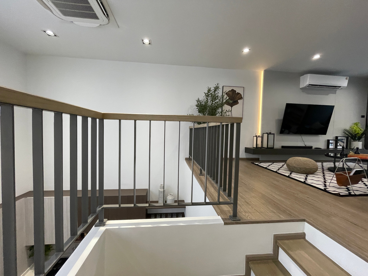 ขายทาวน์โฮมลาดพร้าว101 แฮปปี้แลนด์ : ขาย THER ลาดพร้าว 93 ทาวน์โฮม Luxury 3.5 ชั้น ใกล้รถไฟฟ้าเพียง 650 ม. โดดเด่น ฟังก์ชันครบ พร้อม Double Volume สูงโปร่ง และส่วนกลางระดับโรงแรม 5 ดาว