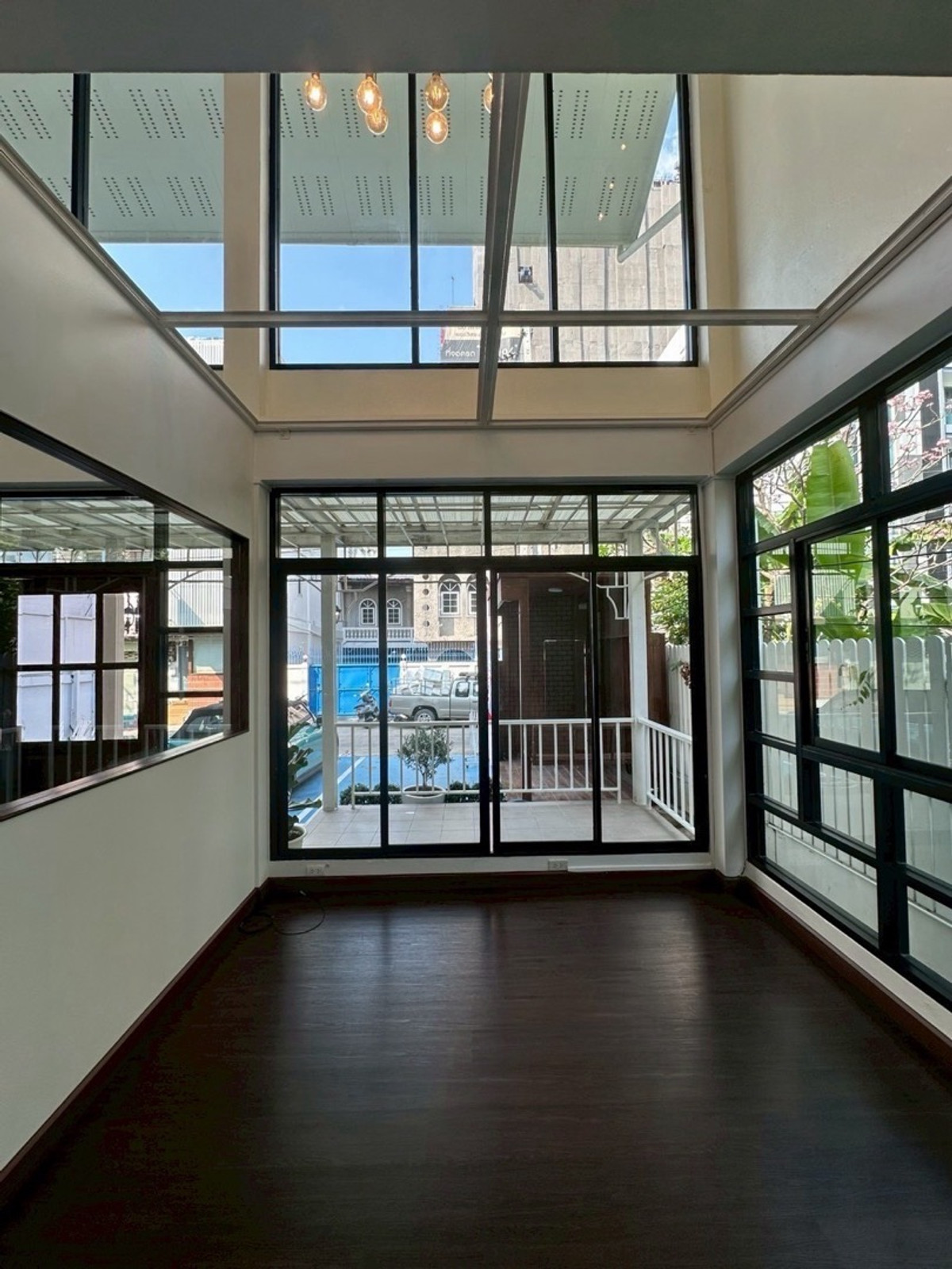 For RentShop HouseSukhumvit, Asoke, Thonglor : Cafe-Style 2-Storey Commercial Building for Rent in Ekkamai Near Sukhumvit Road, 200 sq.m.