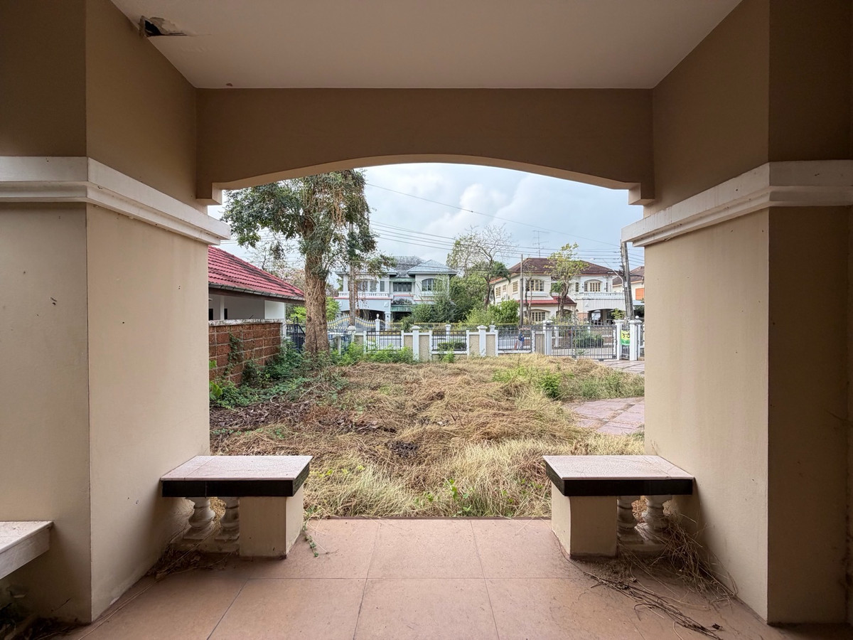 For SaleHouseSamut Prakan,Samrong : Ladawan Srinakarin Large detached house for sale The entrance is next to the main road. Next to the entrance and exit of Sri Dan Station.