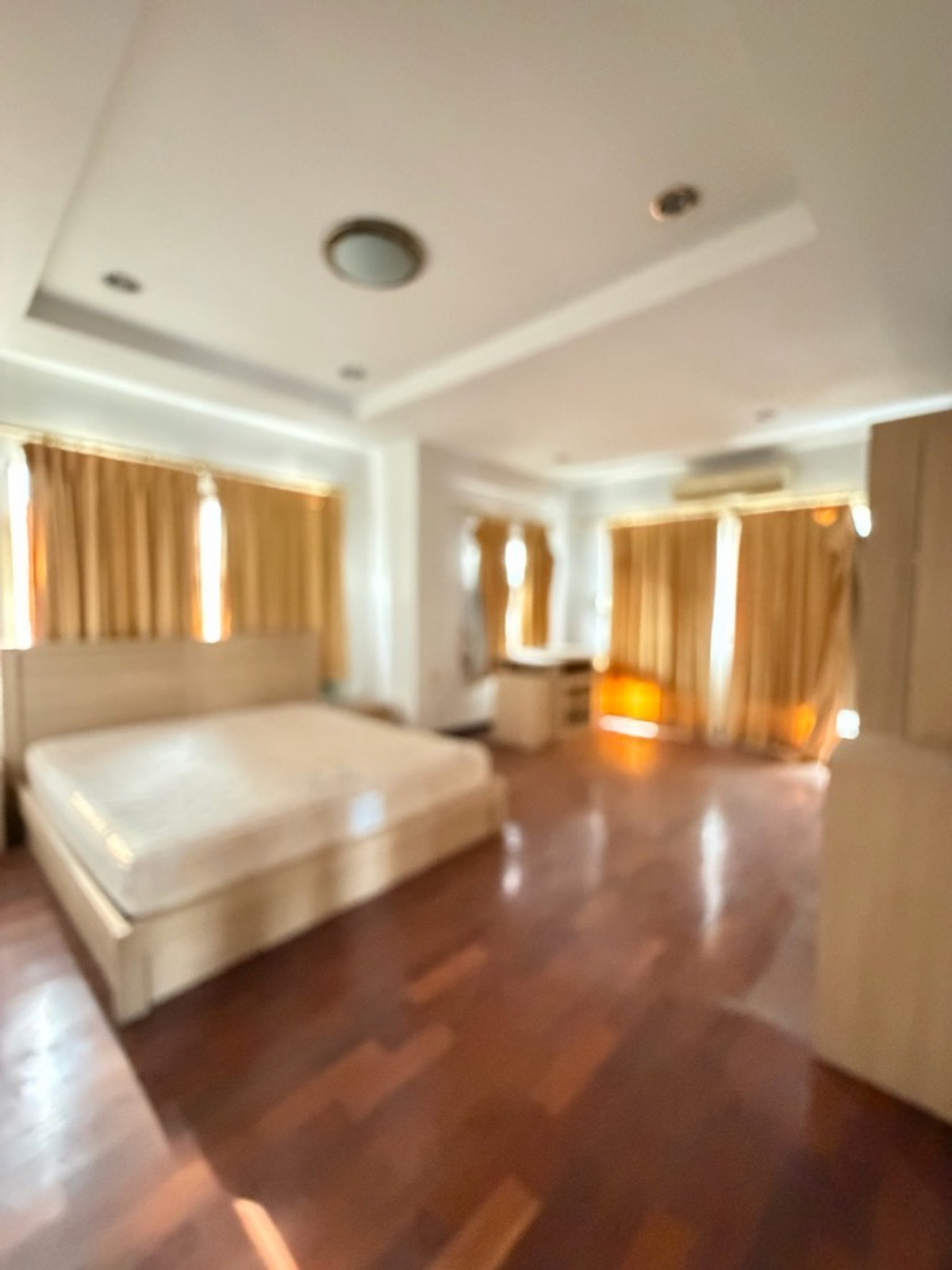 For SaleHouseSamut Prakan,Samrong : Ladawan Srinakarin Large detached house for sale The entrance is next to the main road. Next to the entrance and exit of Sri Dan Station.