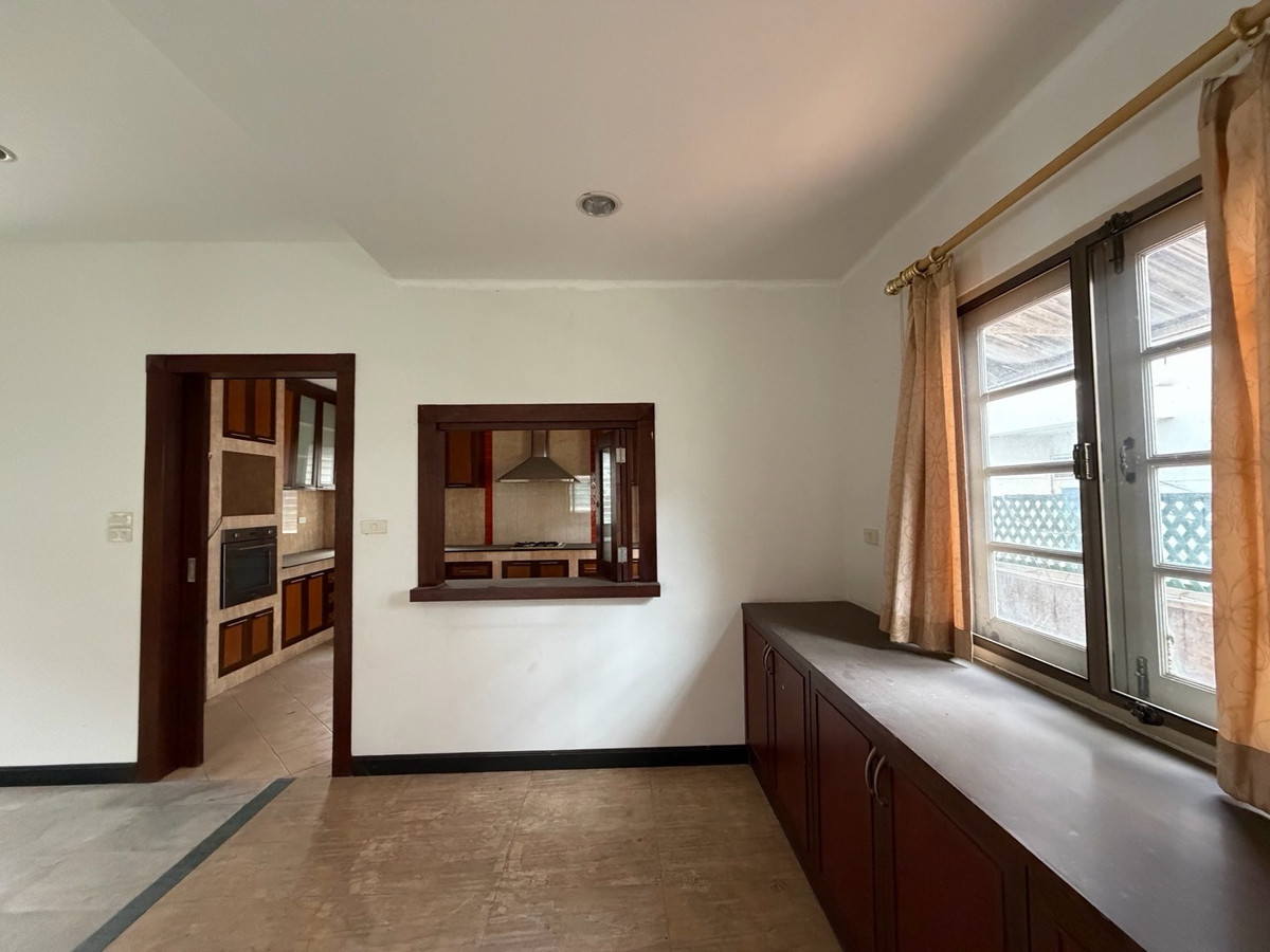 For SaleHouseSamut Prakan,Samrong : Ladawan Srinakarin Large detached house for sale The entrance is next to the main road. Next to the entrance and exit of Sri Dan Station.