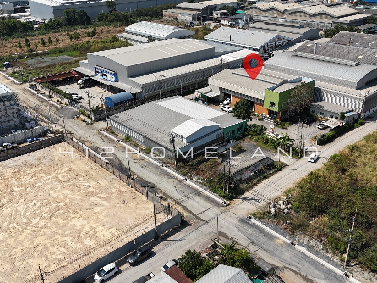 For SaleFactorySamut Prakan,Samrong : Warehouse-factory for sale, 1,500 sq m, area 1-3-49 rai, next to the road on 3 sides, purple layout, water and electricity ready. Large vehicles can enter Bang Sao Thong, Samut Prakan.