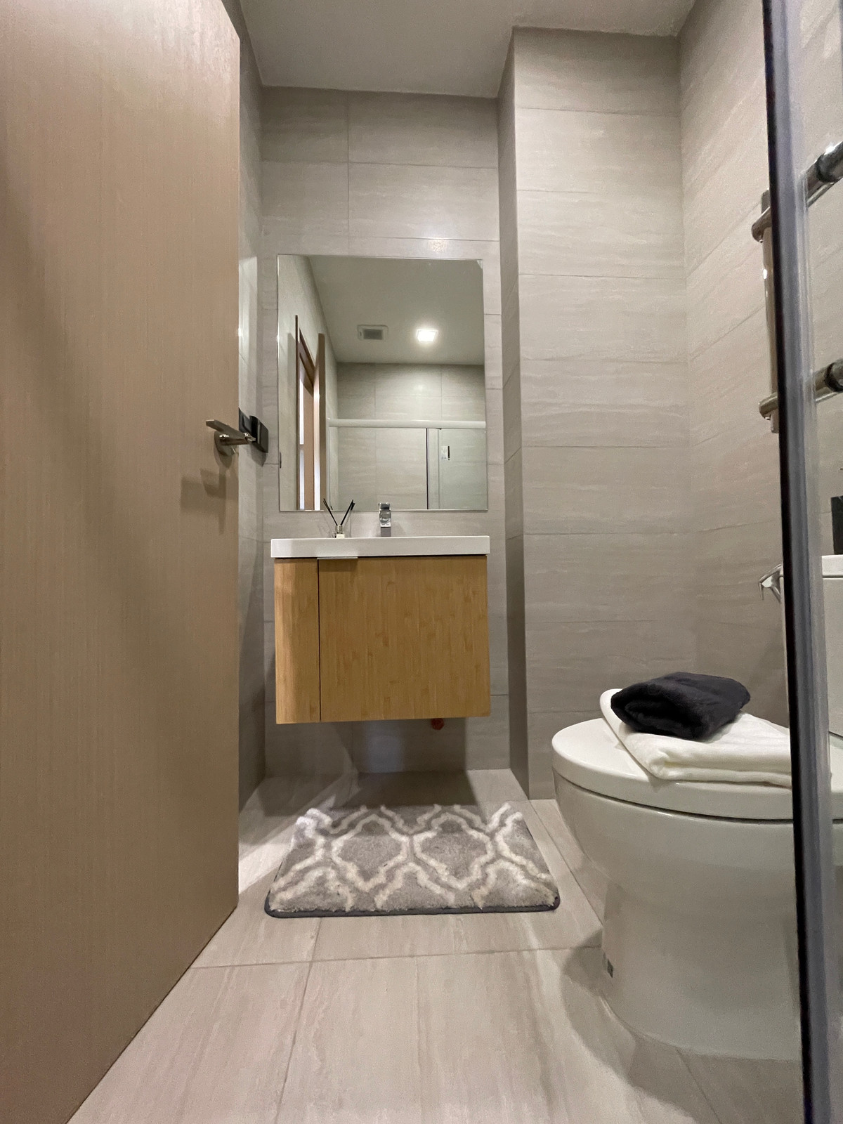 ขายทาวน์โฮมลาดพร้าว101 แฮปปี้แลนด์ : ขาย THER ลาดพร้าว 93 ทาวน์โฮม Luxury 3.5 ชั้น ใกล้รถไฟฟ้าเพียง 650 ม. โดดเด่น ฟังก์ชันครบ พร้อม Double Volume สูงโปร่ง และส่วนกลางระดับโรงแรม 5 ดาว