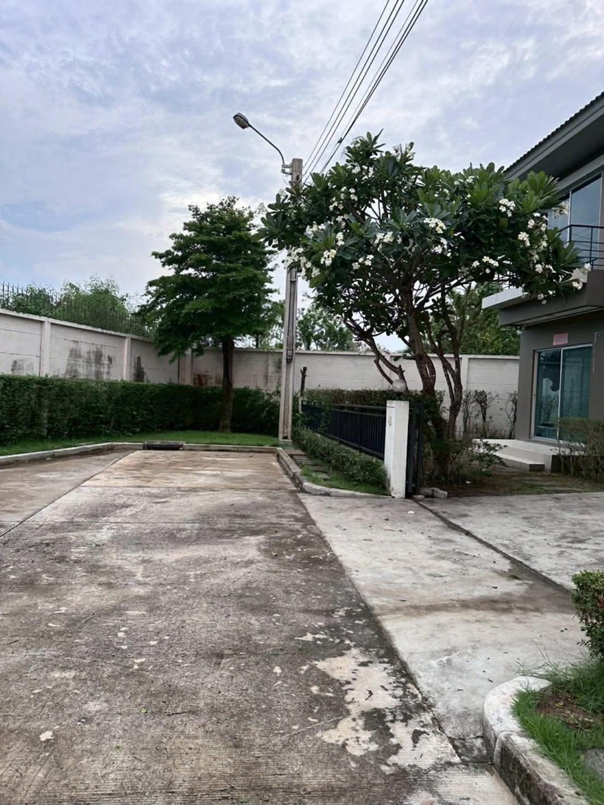 For SaleHouseRama5, Ratchapruek, Bangkruai : Single house for sale Life Bangkok Boulevard Ratchaphruek-Rattanathibet, behind the edge, there are no houses on the opposite side.