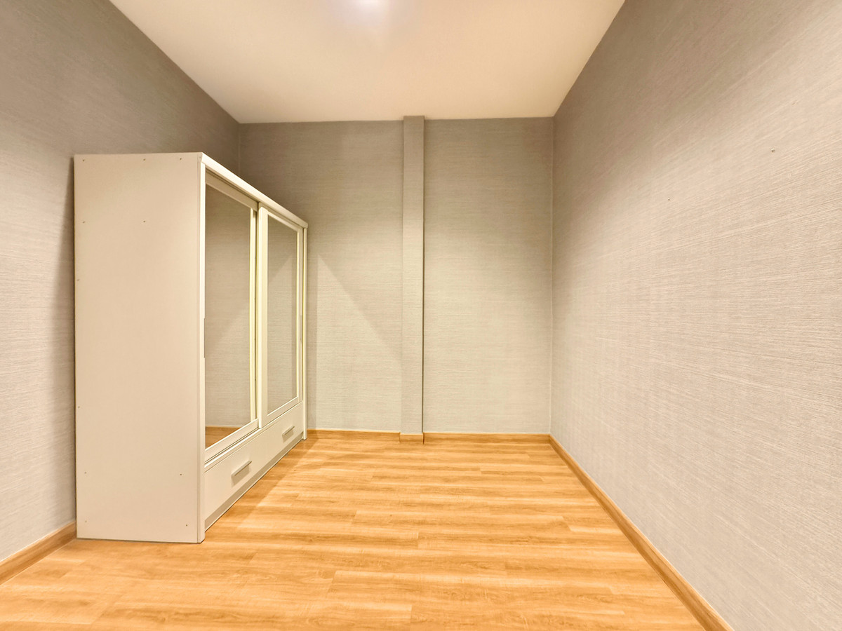 For RentHousePattanakan, Srinakarin : Rent: Detached House, Pattanakarn 50, with Solar Panels, No Maintenance Fees, Newly Renovated, 100 sq.wah, South Facing, 3 Bedrooms, 4 Bathrooms, Maid's Room, Built to Maximize Land Area.