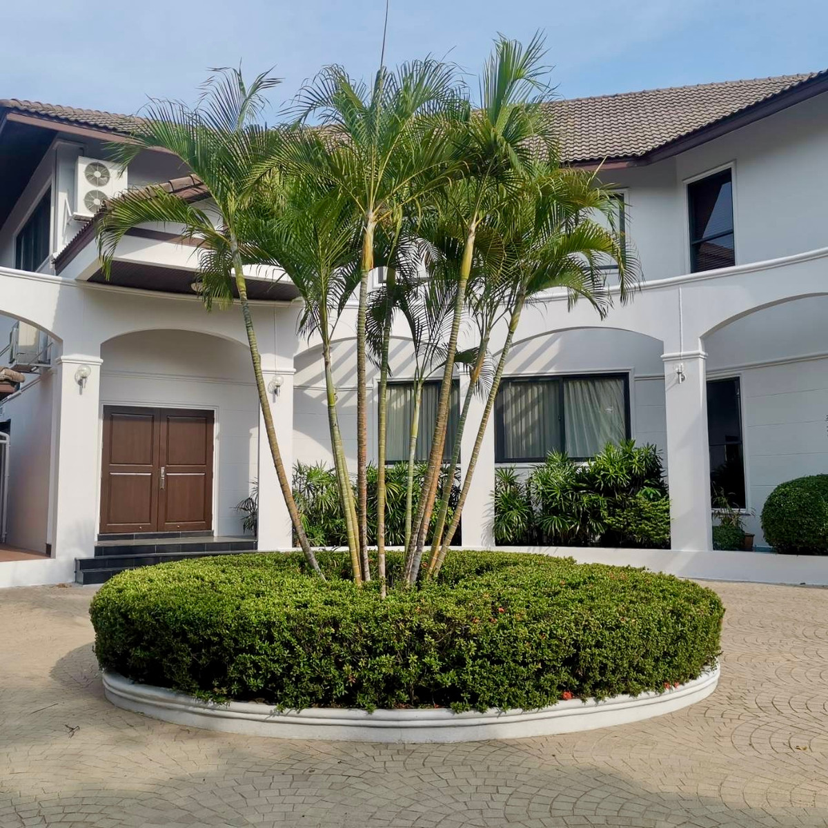 For RentHousePattanakan, Srinakarin : Panya Village Pattanakarn 30: 4+1 bed 5.5 bath 500sqm. 220,000/mth. Am: 0656199198