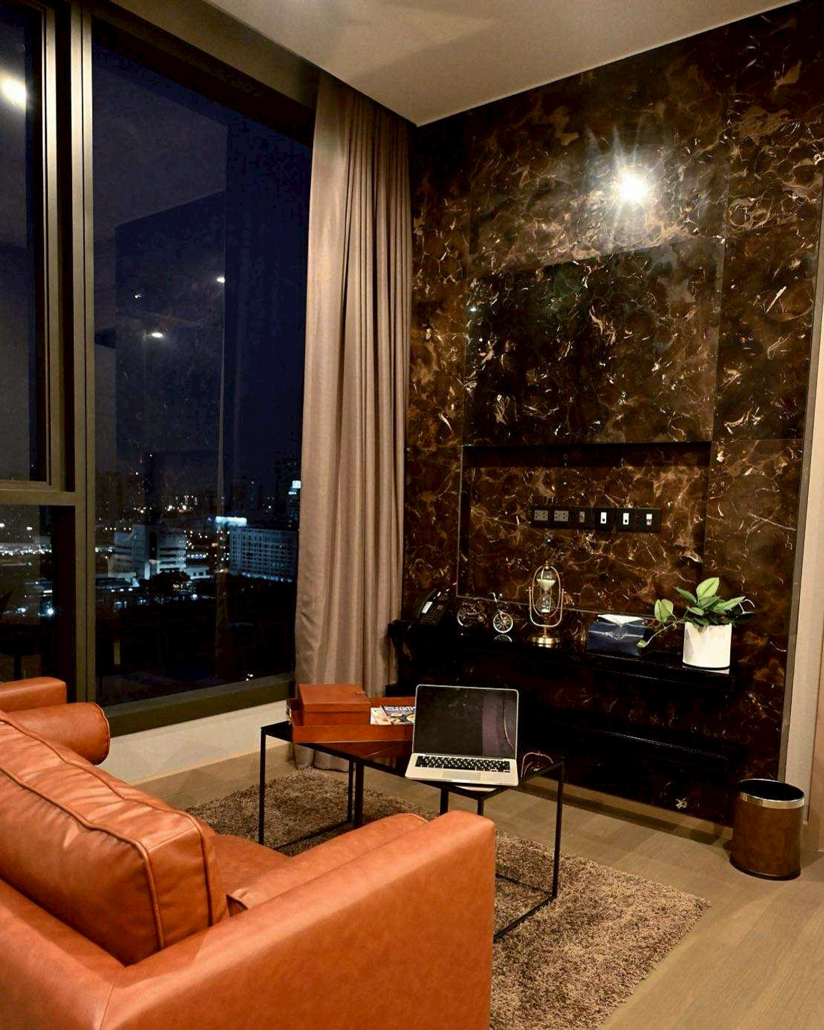 For RentCondoRama9, Petchburi, RCA : The Esse at Singha complex, large type room, middle floor, unblocked view, quiet room, urgent viewing appointment, call 063-384-4228