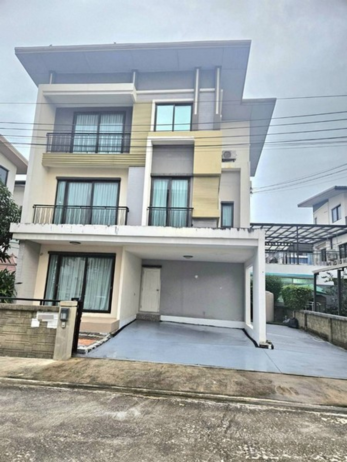 ให้เช่าบ้านนวมินทร์ รามอินทรา : ให้เช่าบ้านเดี่ยว 3 ชั้น หลังใหญ่ โกลเด้น เพรสทีจ วัชรพล สุขาภิบาล 5 ขนาด 50 ตรว 5นอน 4น้ำ พร้อมแอร์ให้ทั้งหลัง - ghd000813R