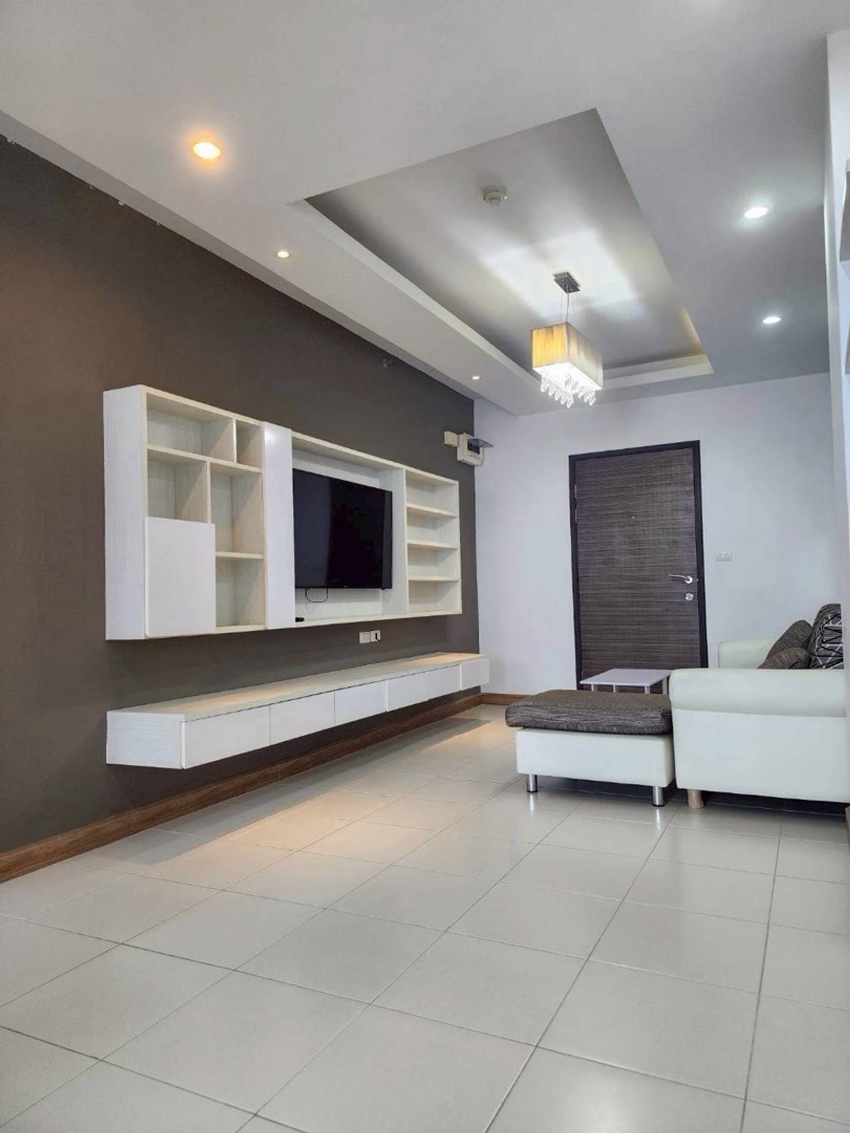 ให้เช่าคอนโดพระราม 9 เพชรบุรีตัดใหม่ RCA : คอนโด ชั้น 26 พร้อมเฟอร์นิเจอร์ ตกแต่งสวยงาม ให้เช่า ย่านอโศก-พระราม9 ใกล้MRT พระราม 9 เพียง 550 เมตร