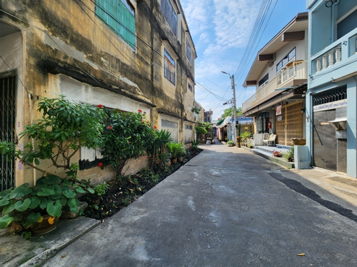 For RentShop HouseBang kae, Phetkasem : Commercial building for rent, 2 corner rooms, size 43 sq m. Soi Phetkasem 48/1, walk into the alley just 280 meters, near MRT Phetkasem 48, suitable for a hostel, coffee shop, shop.