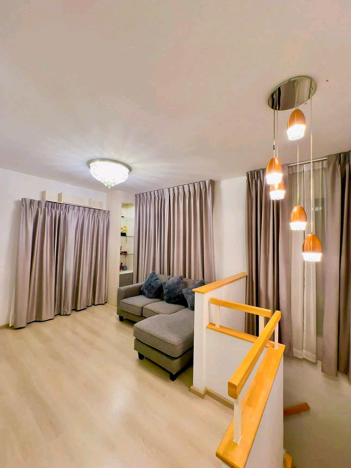 ให้เช่าบ้านสมุทรปราการ สำโรง : ✨ หน้าบ้านวิวสวน บรรยากาศร่มรื่น ใกล้โรงพยาบาลเปาโล 🚩 เดินทางสะดวก ใกล้ถนนใหญ่ และรถไฟฟ้า
บ้านว่างพร้อมเข้าอยู่วันที่ 1 เมษายน 2569