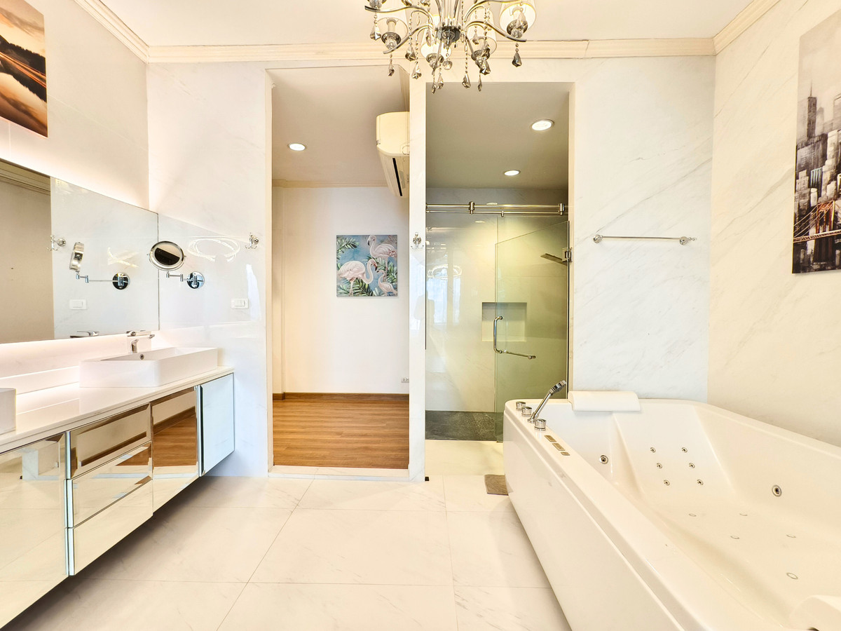 For RentHousePattanakan, Srinakarin : Rent: Detached House, Pattanakarn 50, with Solar Panels, No Maintenance Fees, Newly Renovated, 100 sq.wah, South Facing, 3 Bedrooms, 4 Bathrooms, Maid's Room, Built to Maximize Land Area.