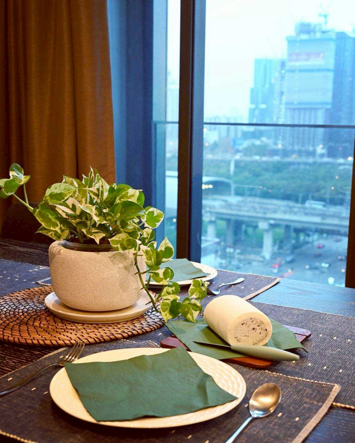 For RentCondoRama9, Petchburi, RCA : The Esse at Singha complex, large type room, middle floor, unblocked view, quiet room, urgent viewing appointment, call 063-384-4228