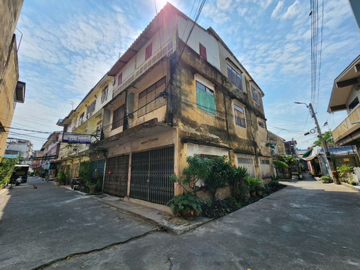 For RentShop HouseBang kae, Phetkasem : Commercial building for rent, 2 corner rooms, size 43 sq m. Soi Phetkasem 48/1, walk into the alley just 280 meters, near MRT Phetkasem 48, suitable for a hostel, coffee shop, shop.