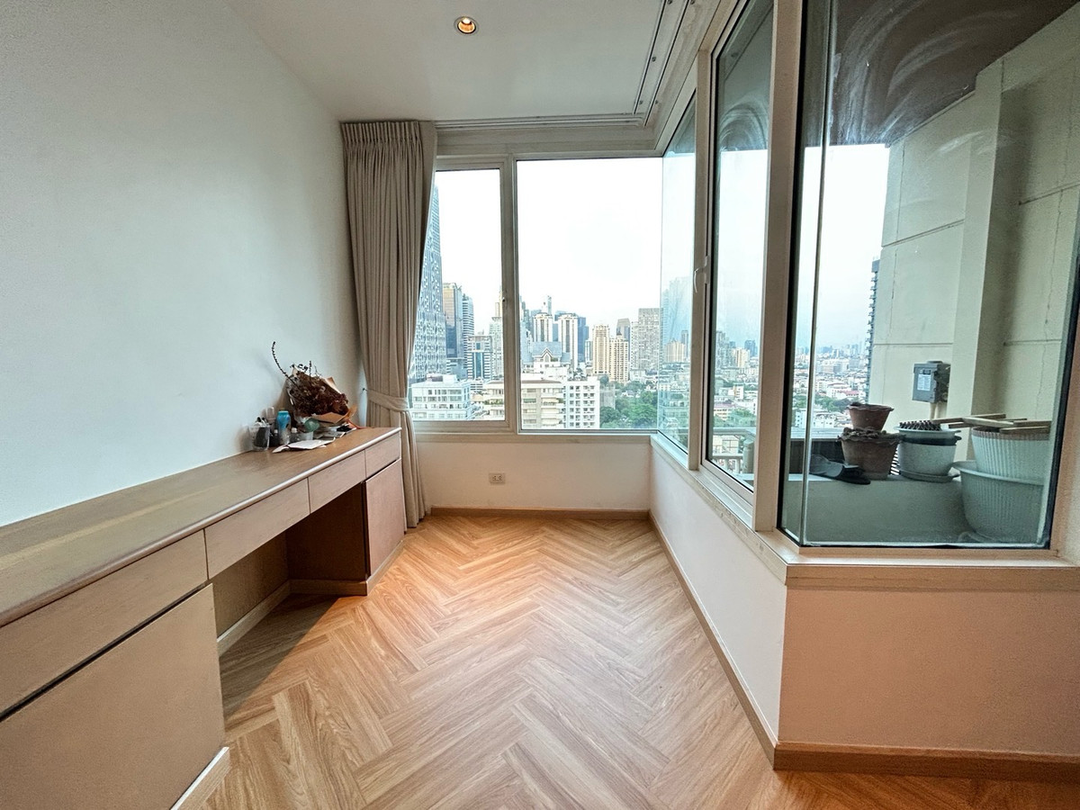 For RentCondoSathorn, Narathiwat : for rent the empire place sathorn separate 1Bed 1bath fully furniture