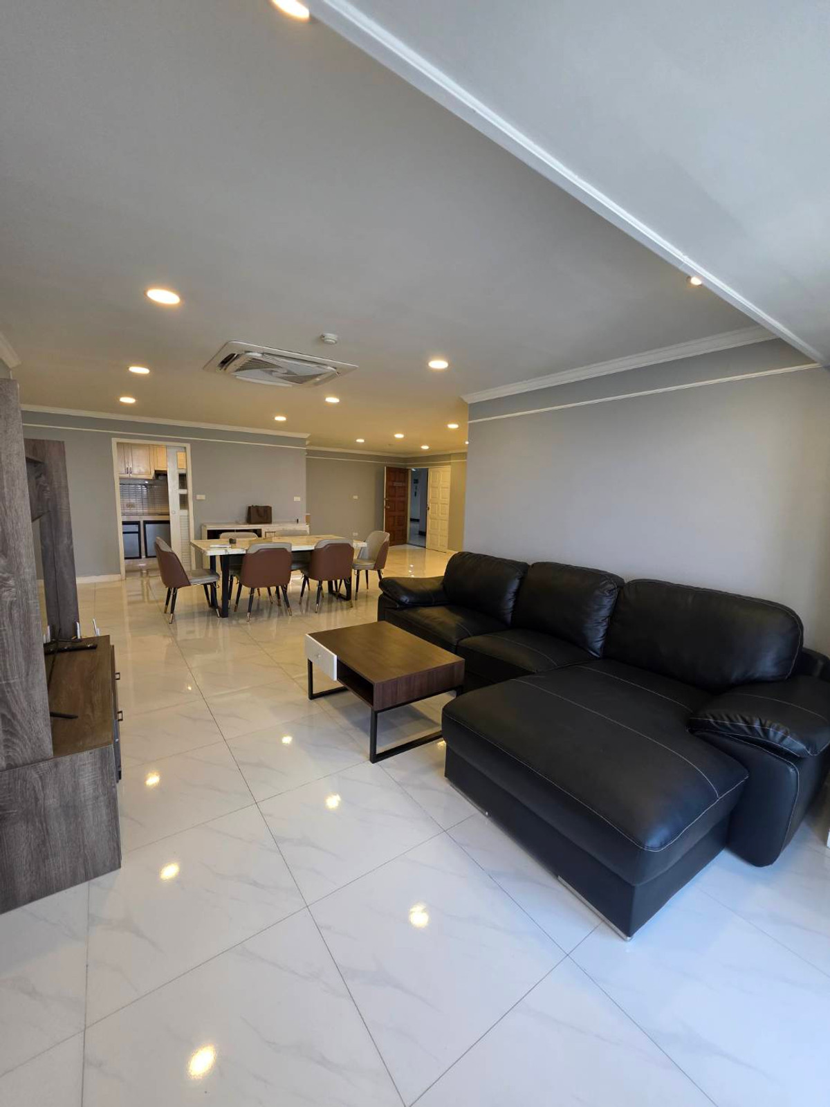 For RentCondoPattanakan, Srinakarin : Renovated beautiful room, high floor, beautiful view, condo near BTS Yellow Line, Hua Mak Station.