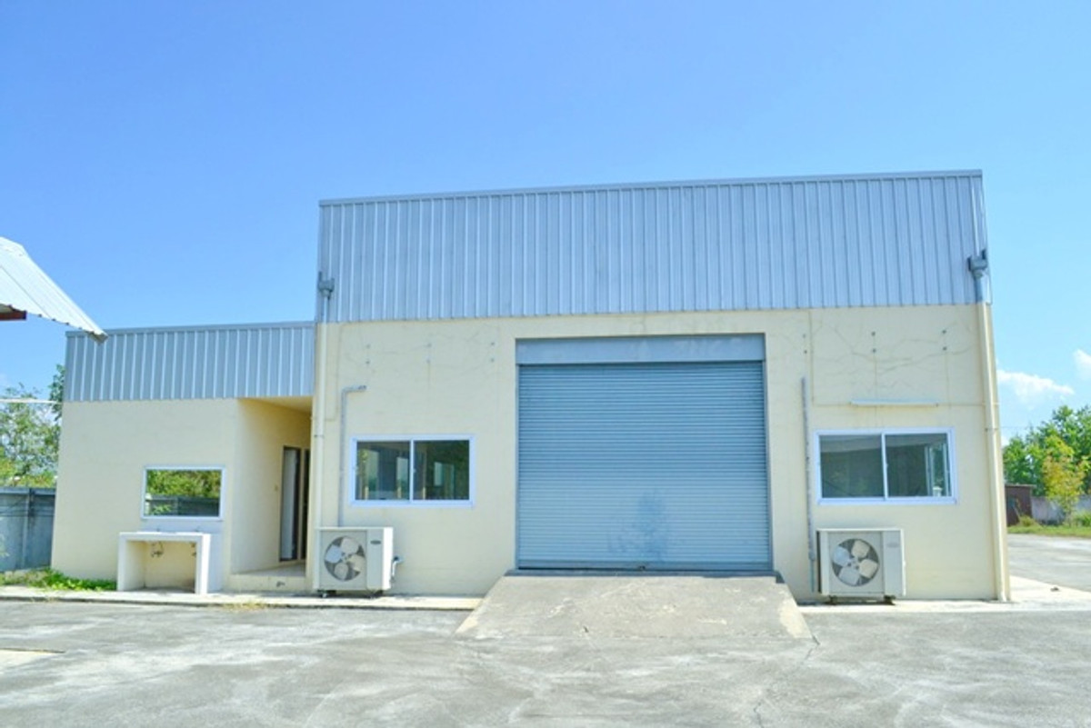 For RentFactoryLamphun : near Lamphun Industrial Estate 500 m. for rent 650 sq.m 2rai 65sq.wa. Factory warehouse land