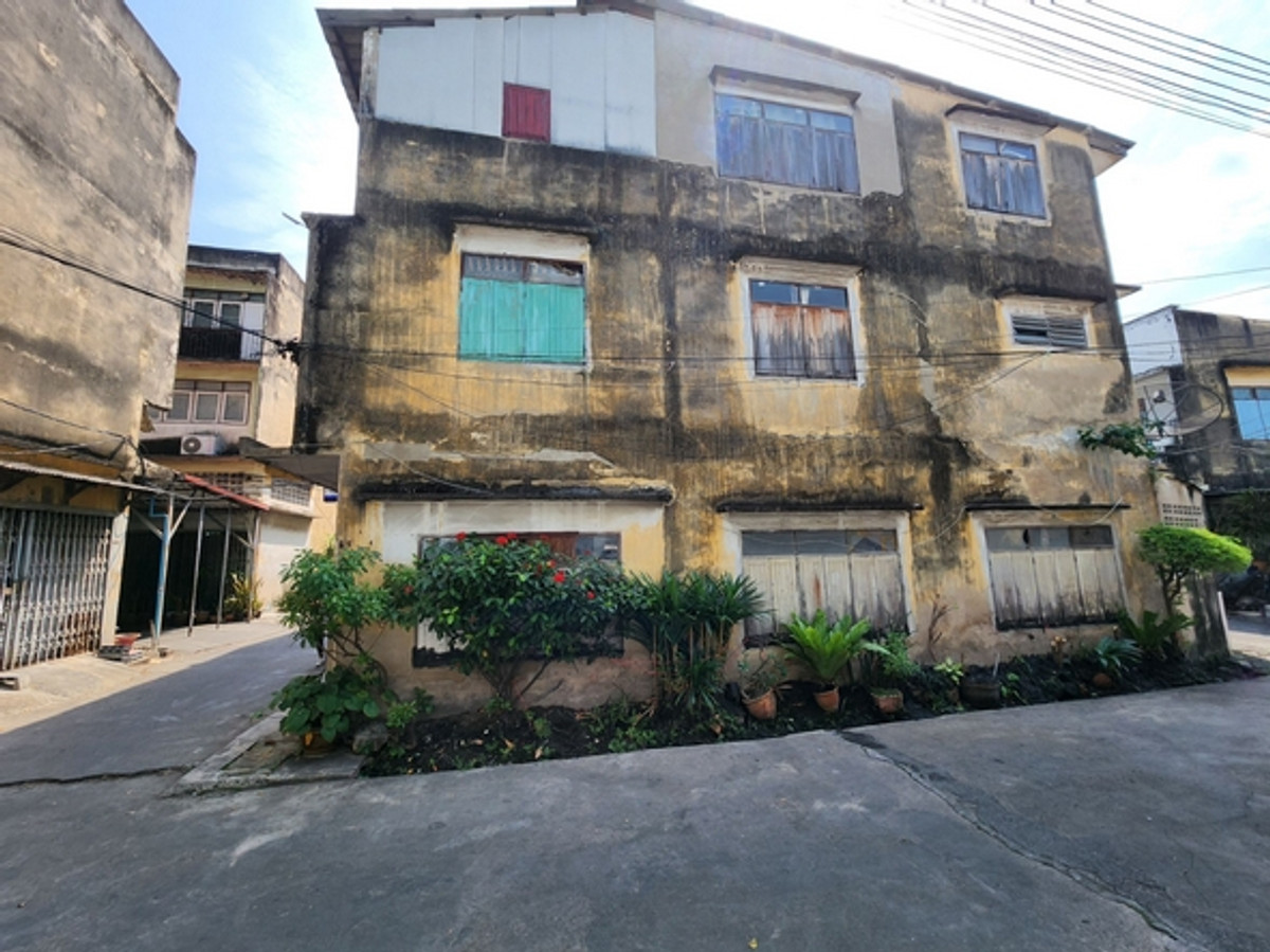 For RentShop HouseBang kae, Phetkasem : Commercial building for rent, 2 corner rooms, size 43 sq m. Soi Phetkasem 48/1, walk into the alley just 280 meters, near MRT Phetkasem 48, suitable for a hostel, coffee shop, shop.