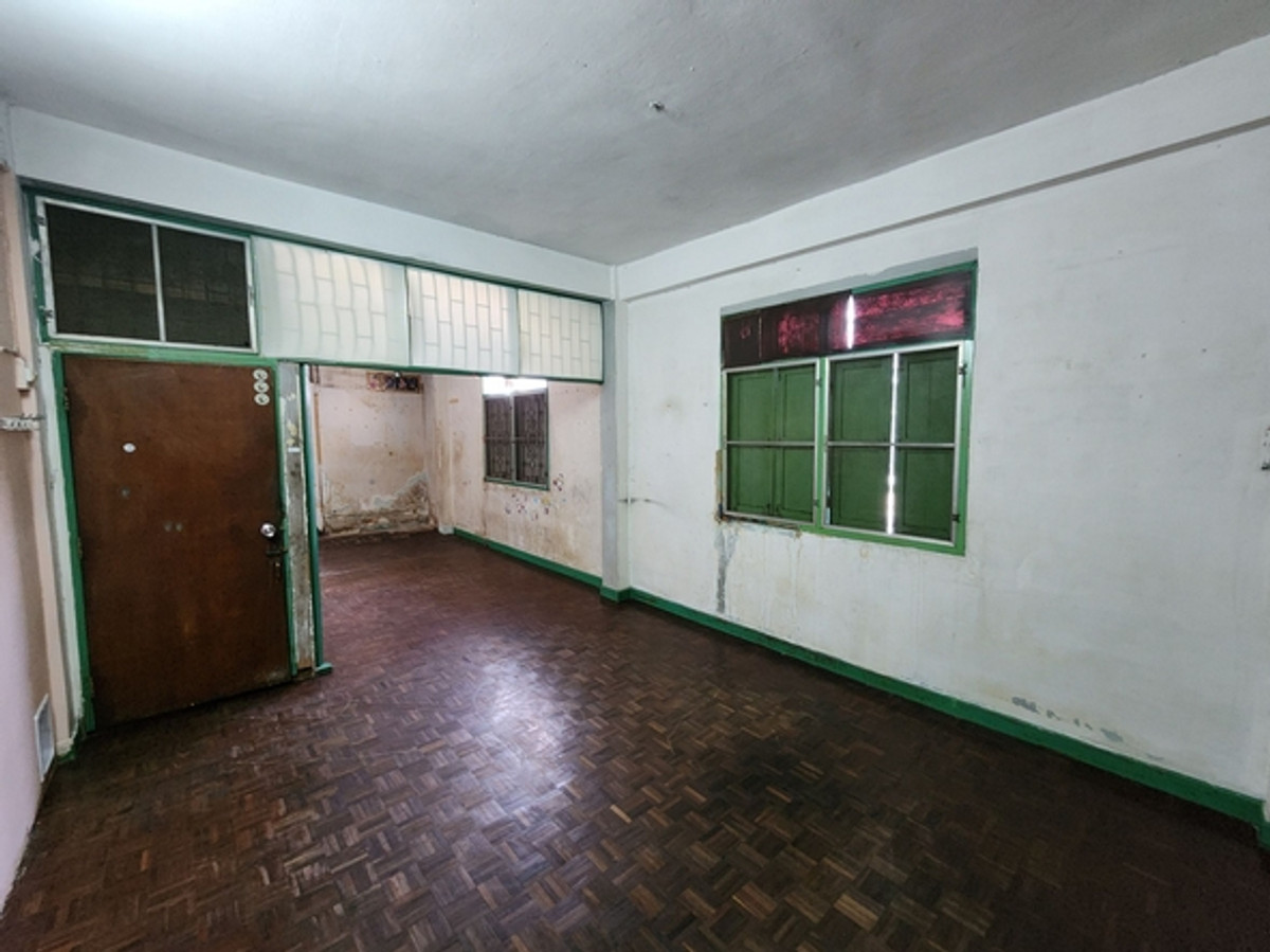 For RentShop HouseBang kae, Phetkasem : Commercial building for rent, 2 corner rooms, size 43 sq m. Soi Phetkasem 48/1, walk into the alley just 280 meters, near MRT Phetkasem 48, suitable for a hostel, coffee shop, shop.