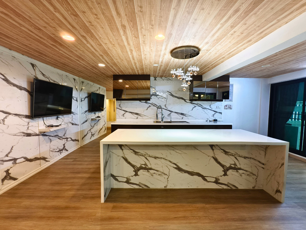 For RentHousePattanakan, Srinakarin : Rent: Detached House, Pattanakarn 50, with Solar Panels, No Maintenance Fees, Newly Renovated, 100 sq.wah, South Facing, 3 Bedrooms, 4 Bathrooms, Maid's Room, Built to Maximize Land Area.