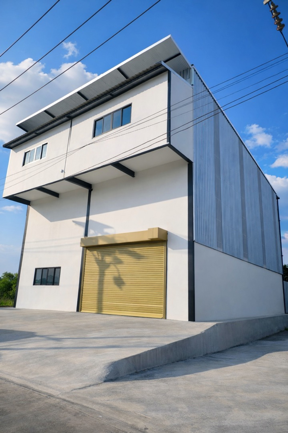 For RentWarehouseLadkrabang, Suwannaphum Airport : Warehouse with office for rent, Soi Lat Krabang 14/1, with goods elevator.