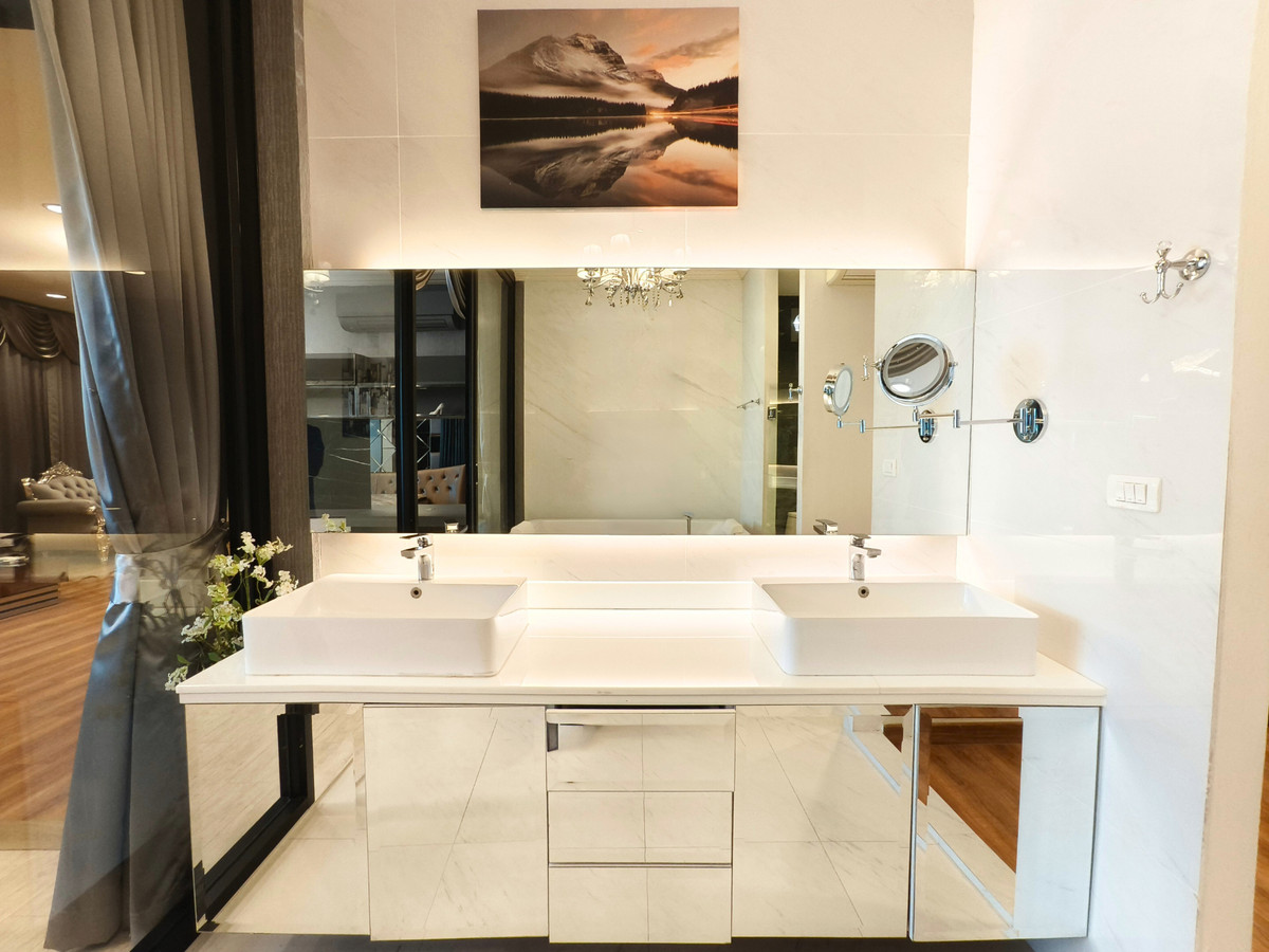 For RentHousePattanakan, Srinakarin : Rent: Detached House, Pattanakarn 50, with Solar Panels, No Maintenance Fees, Newly Renovated, 100 sq.wah, South Facing, 3 Bedrooms, 4 Bathrooms, Maid's Room, Built to Maximize Land Area.