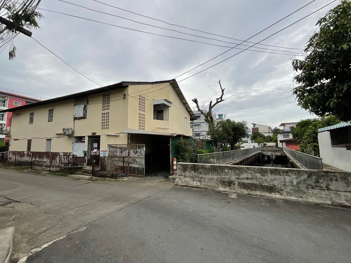 For SaleLandLadprao101, Happy Land, The Mall Bang Kapi : Land for sale, 90 sq m, Lat Phrao 81, near Imperial World, Yellow Line MRT station.