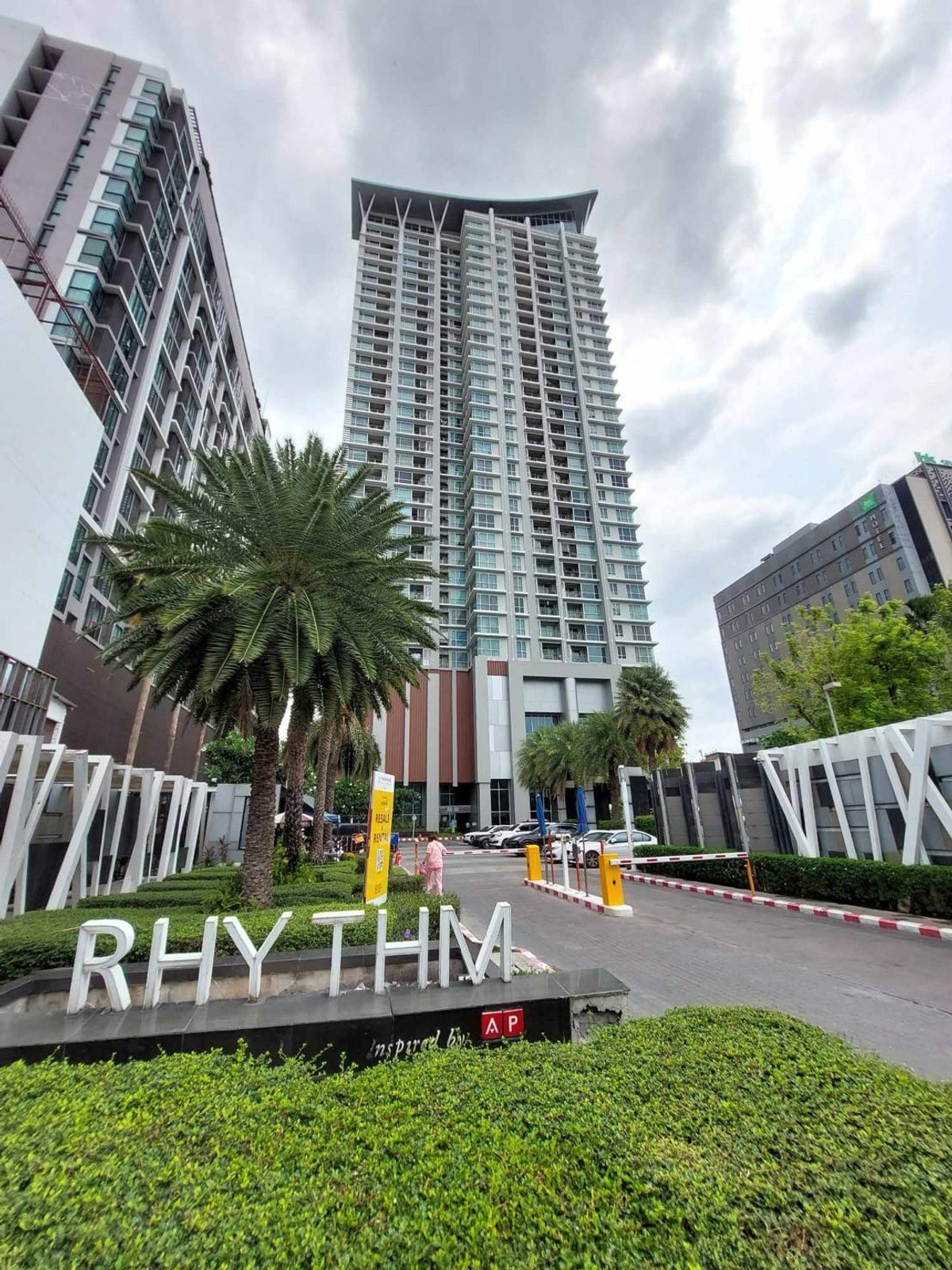 For SaleCondoRatchadapisek, Huaikwang, Suttisan : Urgent sale, 2 bedrooms, 2 bathrooms, Rhythm Ratchada Huaikwang (best price)