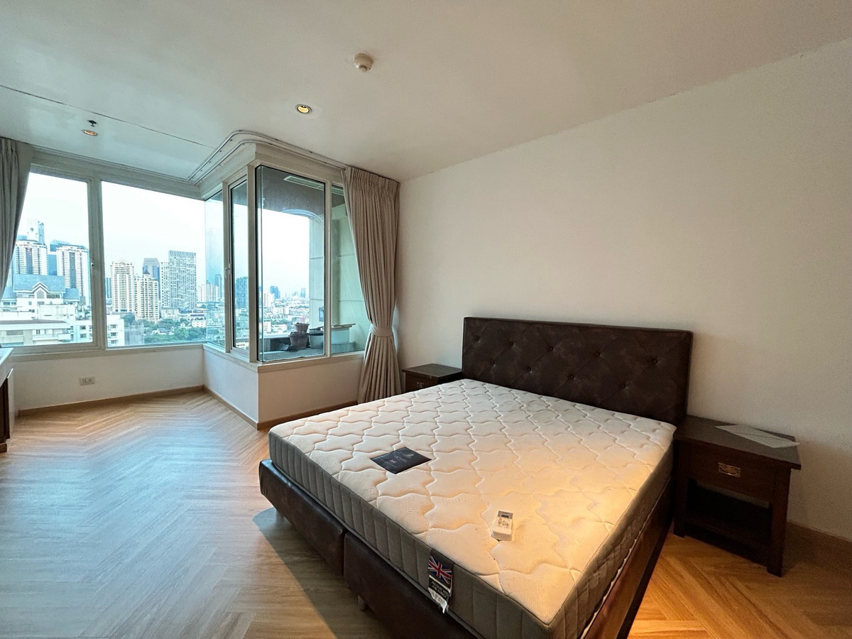 For RentCondoSathorn, Narathiwat : for rent the empire place sathorn separate 1Bed 1bath fully furniture