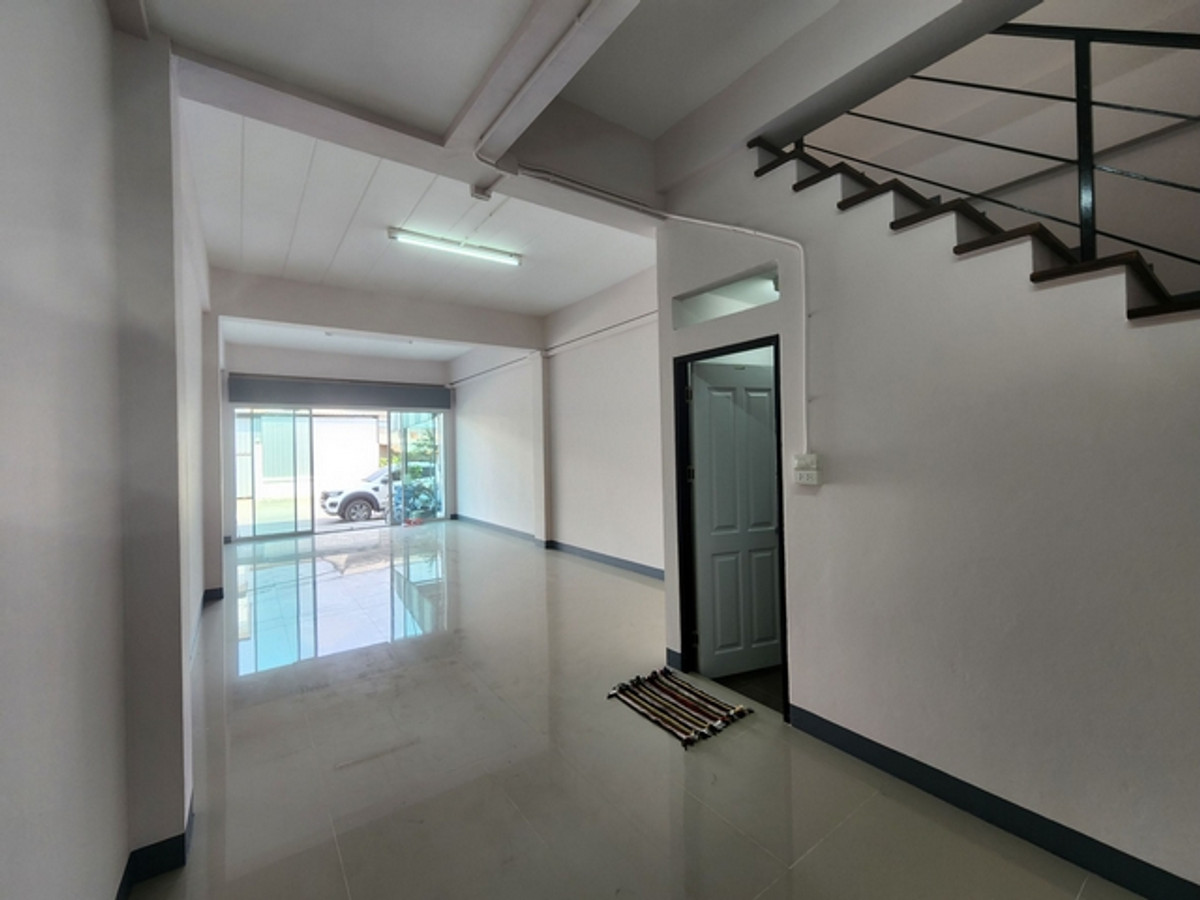 For RentShop HouseEakachai, Bang Bon : Commercial building for rent, 3 floors, front glass partition, room divider, Ekachai Road, near Wat Pho Chae. Suitable for a home office, wide road, easy parking.