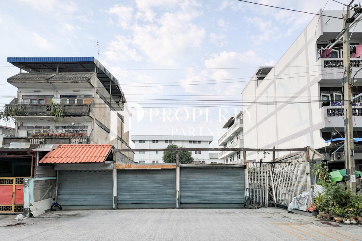 For SaleLandOnnut, Udomsuk : Land for sale Sukhumvit 64/1, rare location, close to Sukhumvit, only 300 meters, beautiful plot 64 sq m.