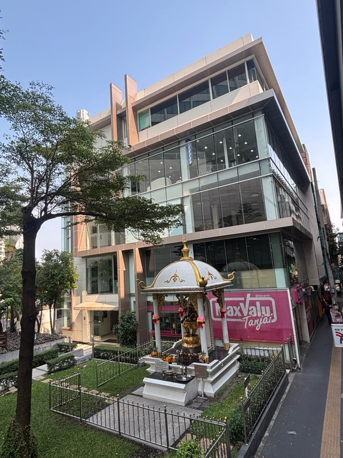 ให้เช่าโชว์รูมอ่อนนุช อุดมสุข : 🚆 ให้เช่าพื้นที่เชิงพาณิชย์ ติด BTS พระโขนง (0 เมตร!)📍 ทำเลทอง ใจกลางสุขุมวิท🏢 ชั้น 3 และ ชั้น 5 เริ่ม140,000บาท/เดือน