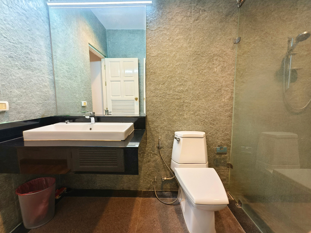 For RentHousePattanakan, Srinakarin : Rent: Detached House, Pattanakarn 50, with Solar Panels, No Maintenance Fees, Newly Renovated, 100 sq.wah, South Facing, 3 Bedrooms, 4 Bathrooms, Maid's Room, Built to Maximize Land Area.