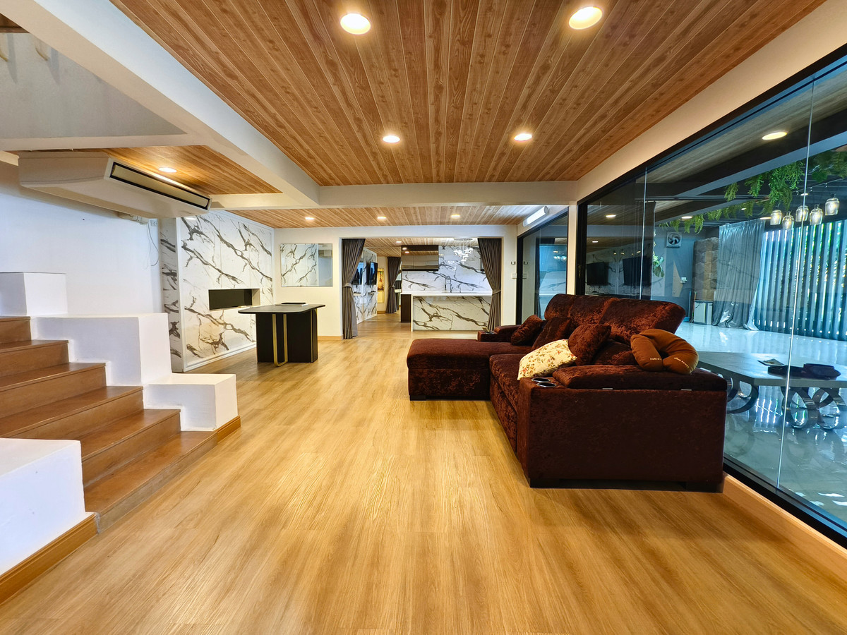 For RentHousePattanakan, Srinakarin : Rent: Detached House, Pattanakarn 50, with Solar Panels, No Maintenance Fees, Newly Renovated, 100 sq.wah, South Facing, 3 Bedrooms, 4 Bathrooms, Maid's Room, Built to Maximize Land Area.